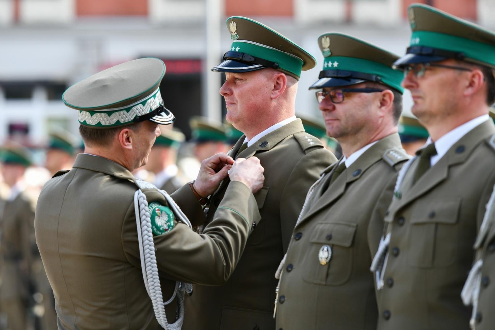 Zdjęcie w galerii na portalu naszraciborz.pl: Obchody 34. rocznicy powstania Straży Granicznej w Śląskim Oddziale z Raciborza. Z metalowym brzmieniem w tle wiadomości z regionu