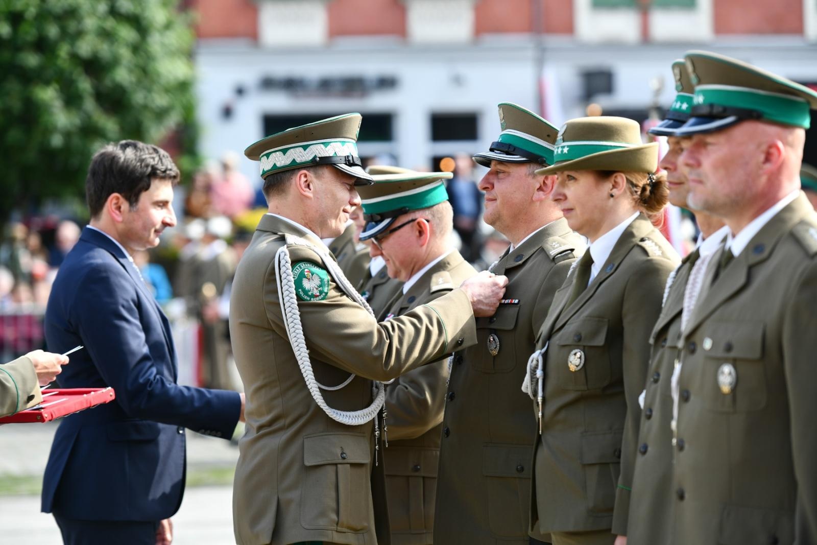 Zdjęcie w galerii na portalu naszraciborz.pl: Obchody 34. rocznicy powstania Straży Granicznej w Śląskim Oddziale z Raciborza. Z metalowym brzmieniem w tle wiadomości z regionu