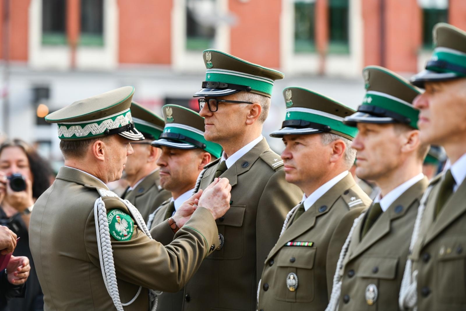 Zdjęcie w galerii na portalu naszraciborz.pl: Obchody 34. rocznicy powstania Straży Granicznej w Śląskim Oddziale z Raciborza. Z metalowym brzmieniem w tle wiadomości z regionu