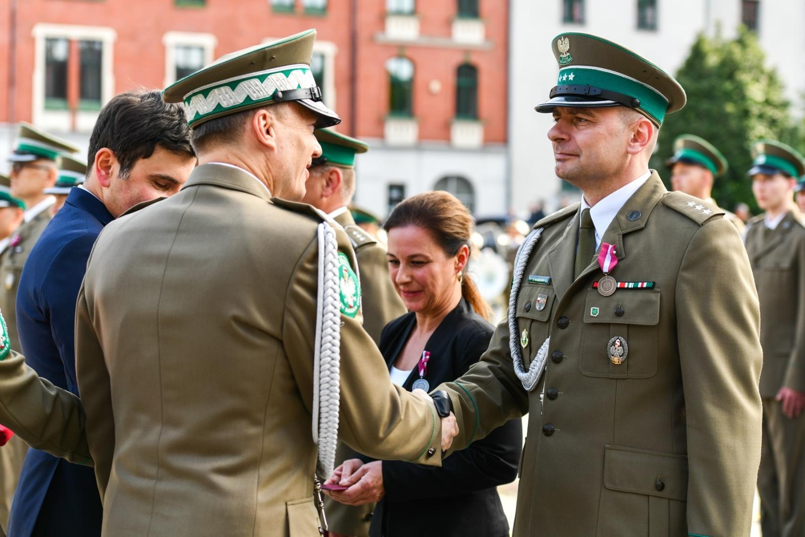 Zdjęcie w galerii na portalu naszraciborz.pl: Obchody 34. rocznicy powstania Straży Granicznej w Śląskim Oddziale z Raciborza. Z metalowym brzmieniem w tle wiadomości z regionu