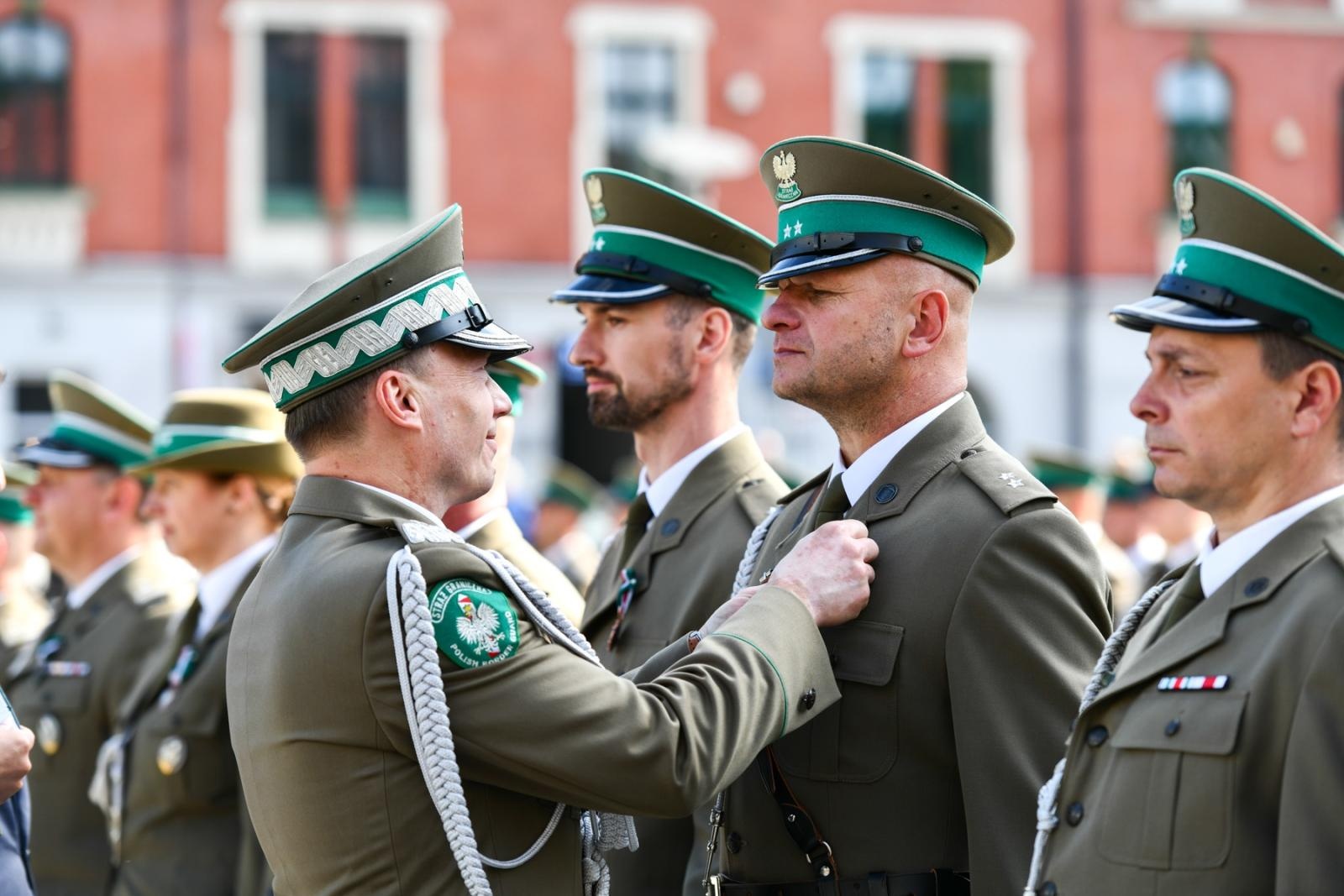 Zdjęcie w galerii na portalu naszraciborz.pl: Obchody 34. rocznicy powstania Straży Granicznej w Śląskim Oddziale z Raciborza. Z metalowym brzmieniem w tle wiadomości z regionu