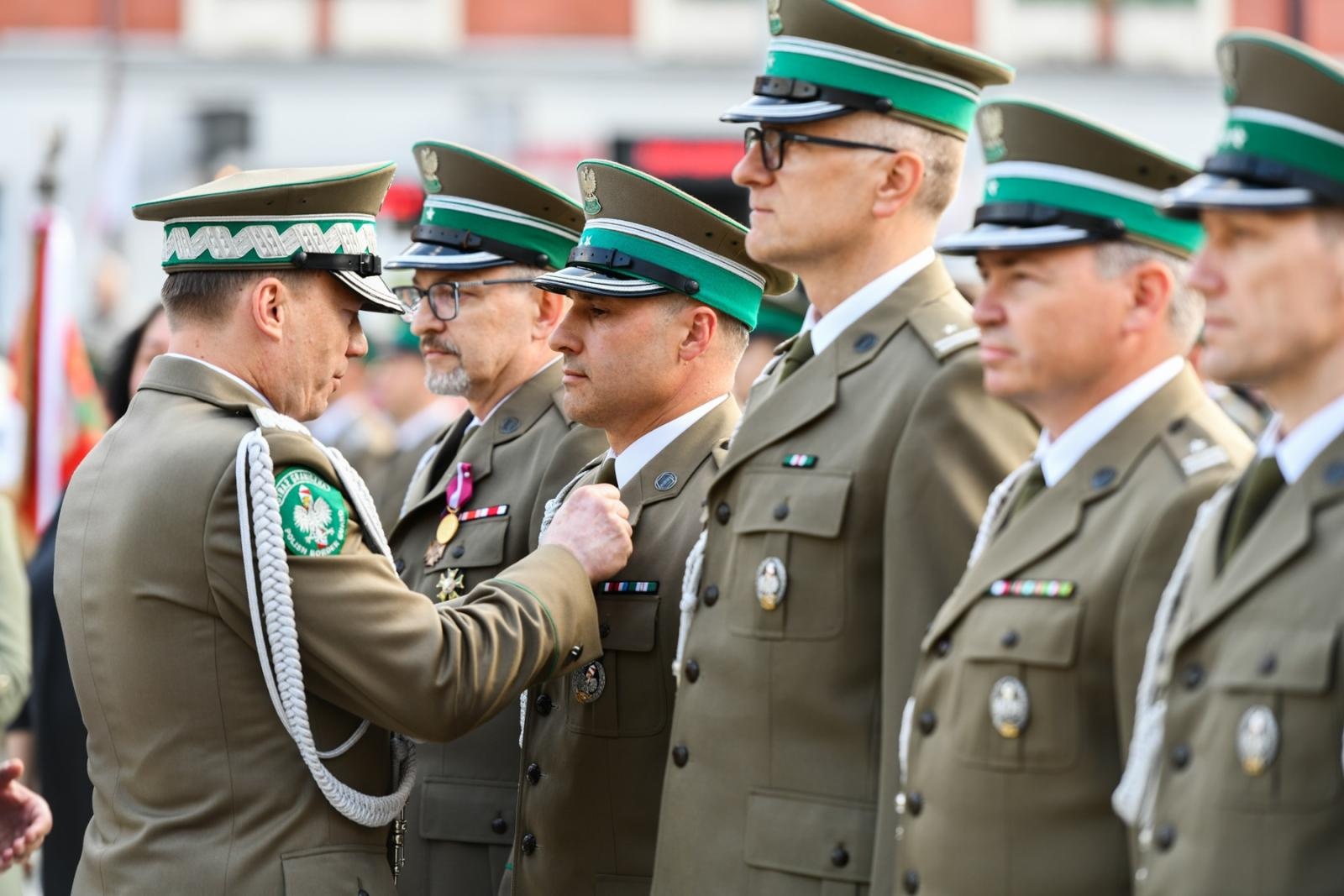 Zdjęcie w galerii na portalu naszraciborz.pl: Obchody 34. rocznicy powstania Straży Granicznej w Śląskim Oddziale z Raciborza. Z metalowym brzmieniem w tle wiadomości z regionu