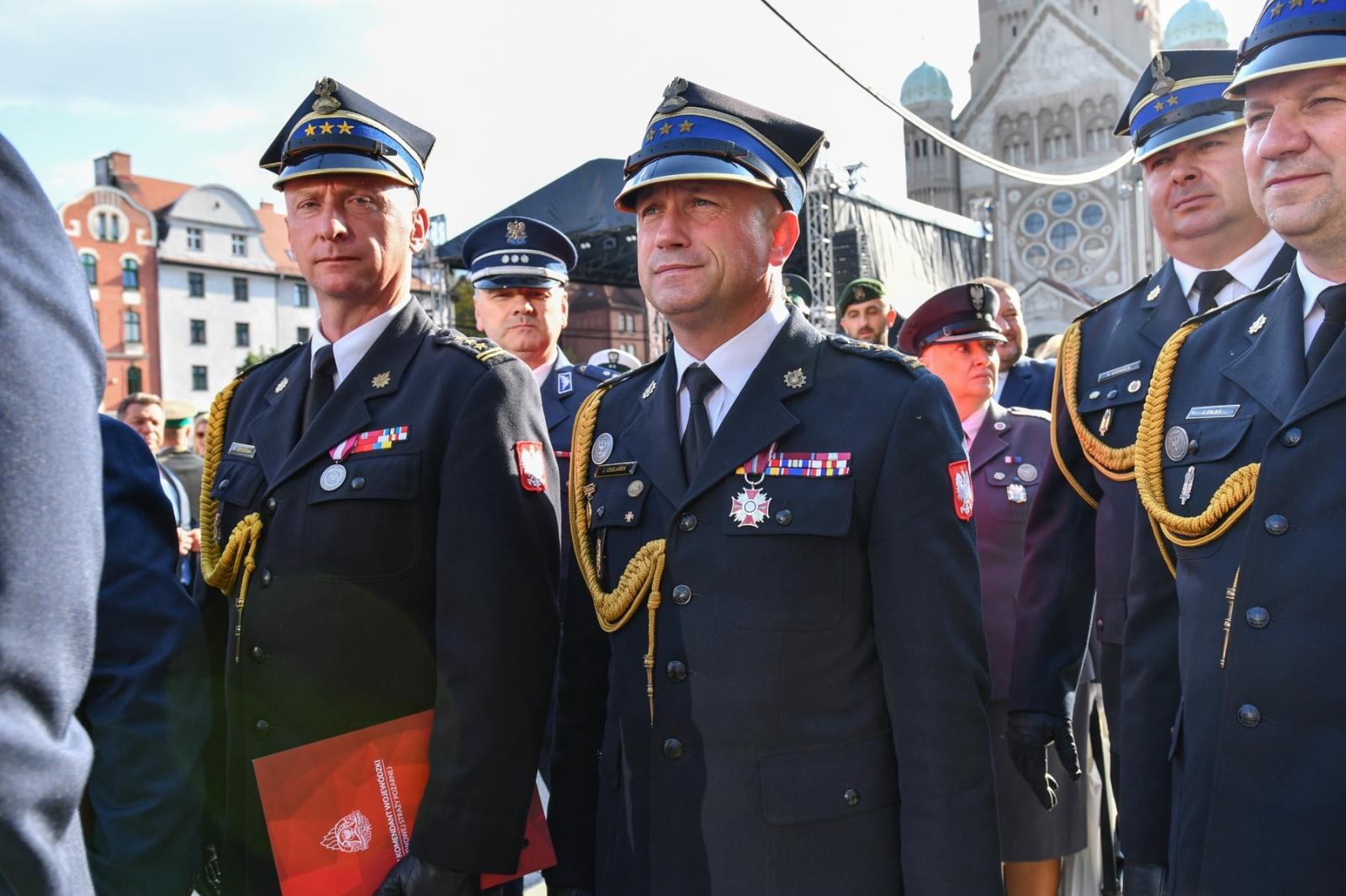 Zdjęcie w galerii na portalu naszraciborz.pl: Obchody 34. rocznicy powstania Straży Granicznej w Śląskim Oddziale z Raciborza. Z metalowym brzmieniem w tle wiadomości z regionu