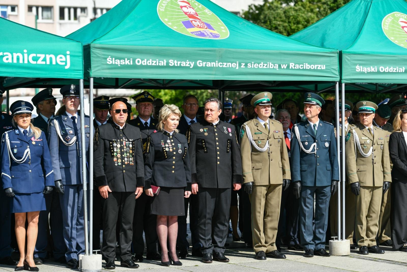 Zdjęcie w galerii na portalu naszraciborz.pl: Obchody 34. rocznicy powstania Straży Granicznej w Śląskim Oddziale z Raciborza. Z metalowym brzmieniem w tle wiadomości z regionu