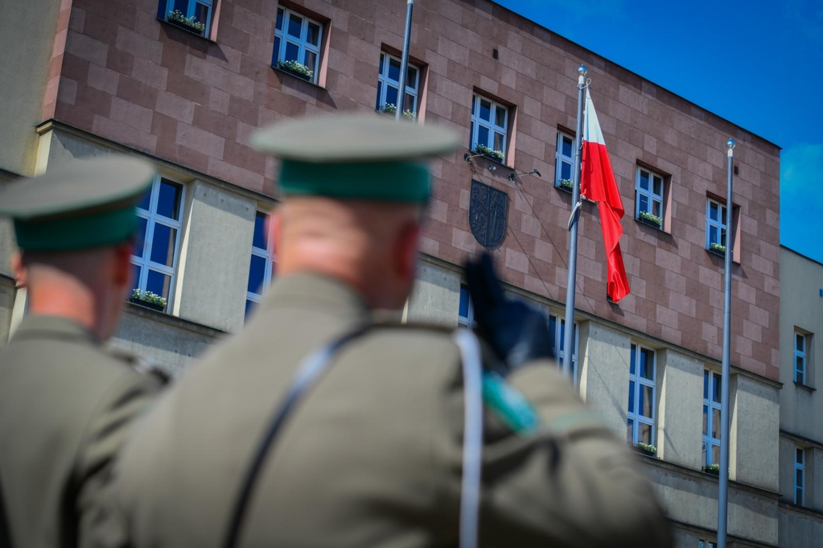 Zdjęcie w galerii na portalu naszraciborz.pl: Obchody 34. rocznicy powstania Straży Granicznej w Śląskim Oddziale z Raciborza. Z metalowym brzmieniem w tle wiadomości z regionu