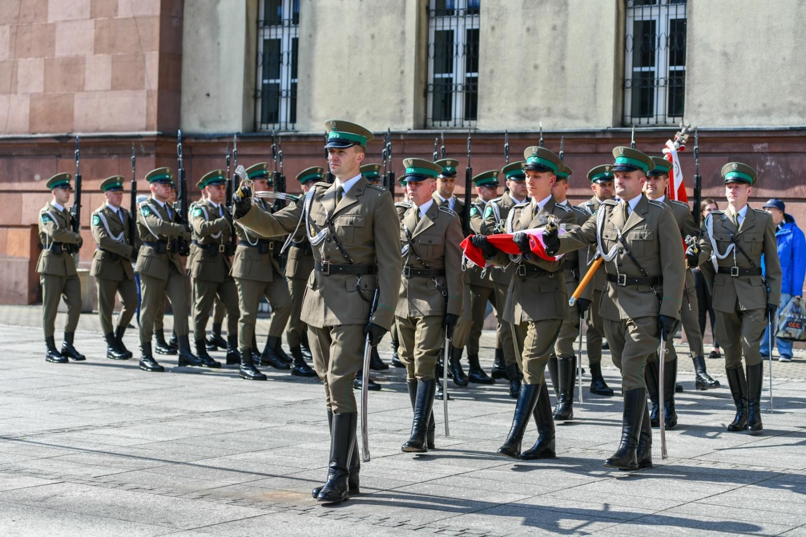 Zdjęcie w galerii na portalu naszraciborz.pl: Obchody 34. rocznicy powstania Straży Granicznej w Śląskim Oddziale z Raciborza. Z metalowym brzmieniem w tle wiadomości z regionu
