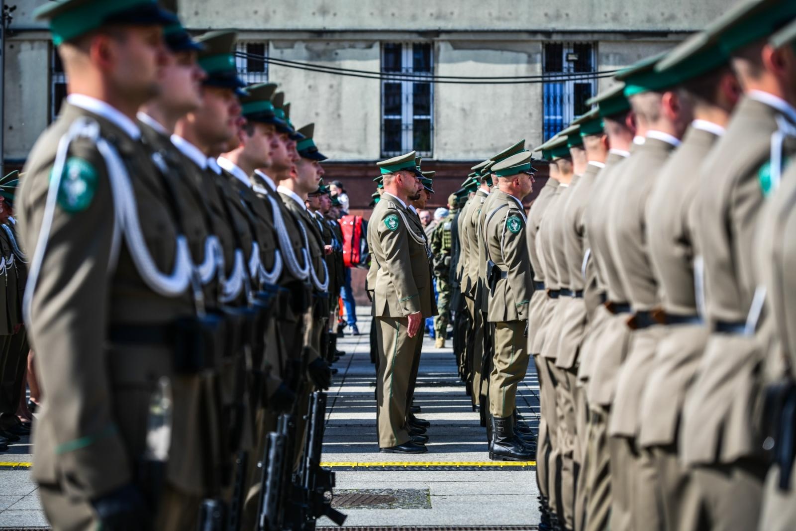 Zdjęcie w galerii na portalu naszraciborz.pl: Obchody 34. rocznicy powstania Straży Granicznej w Śląskim Oddziale z Raciborza. Z metalowym brzmieniem w tle wiadomości z regionu