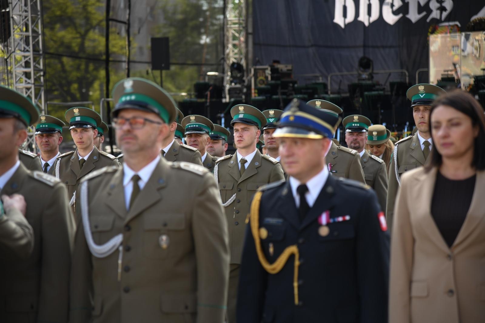 Zdjęcie w galerii na portalu naszraciborz.pl: Obchody 34. rocznicy powstania Straży Granicznej w Śląskim Oddziale z Raciborza. Z metalowym brzmieniem w tle wiadomości z regionu