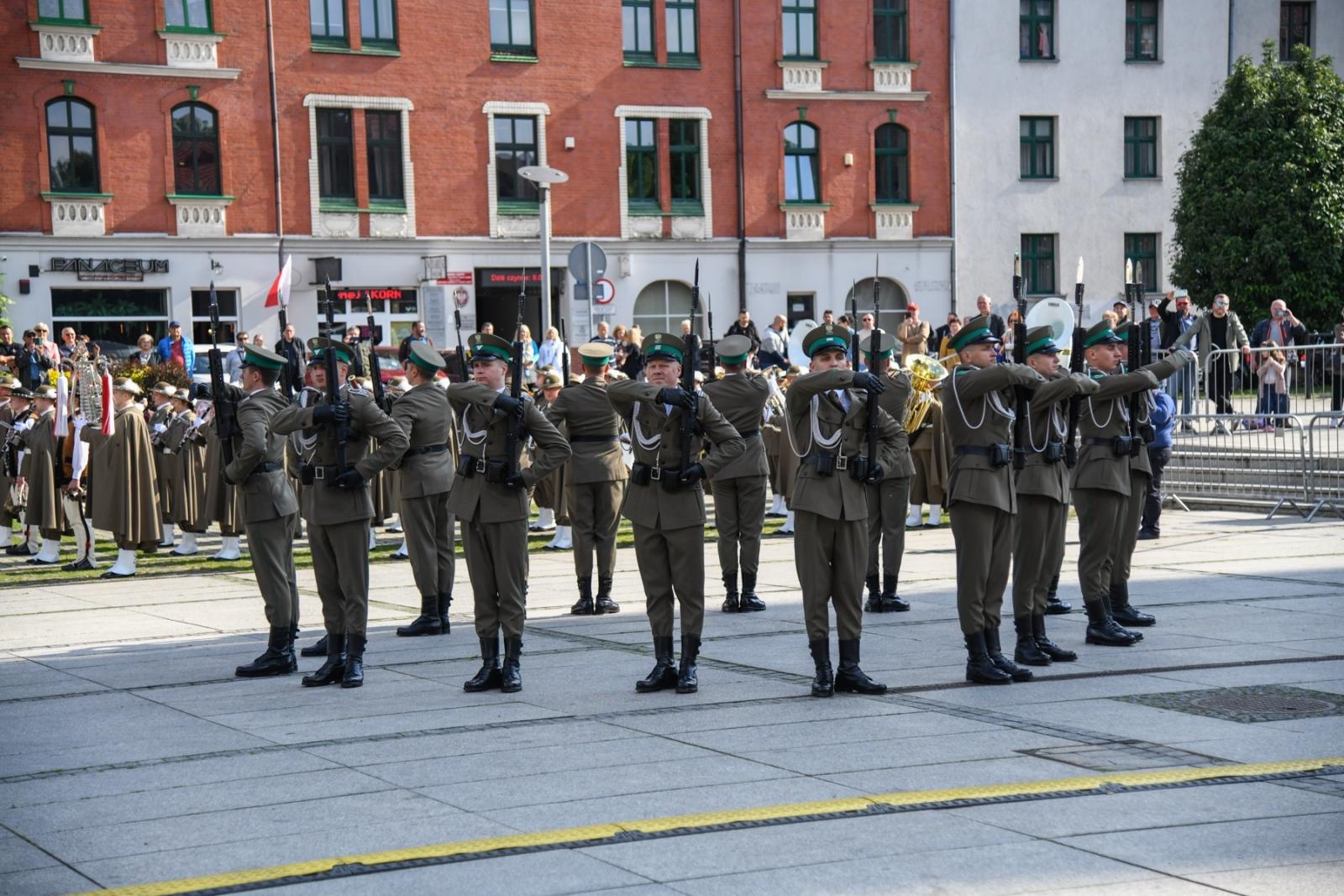 Zdjęcie w galerii na portalu naszraciborz.pl: Obchody 34. rocznicy powstania Straży Granicznej w Śląskim Oddziale z Raciborza. Z metalowym brzmieniem w tle wiadomości z regionu