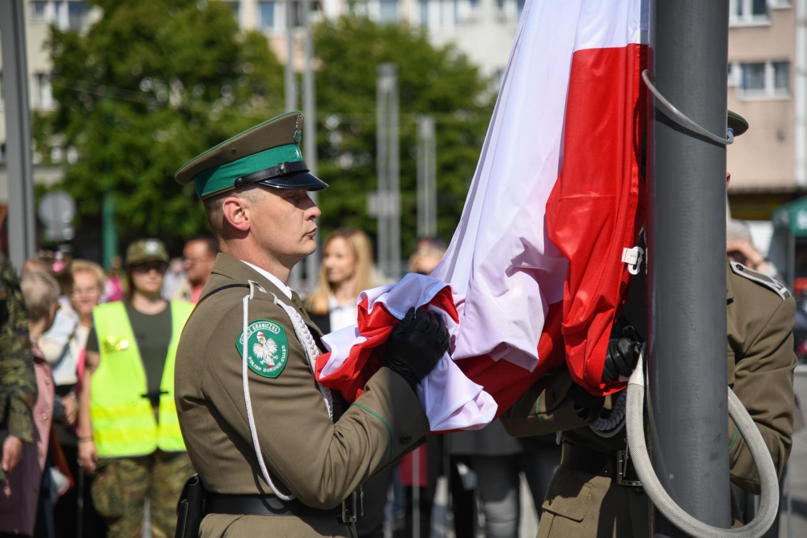Zdjęcie w galerii na portalu naszraciborz.pl: Obchody 34. rocznicy powstania Straży Granicznej w Śląskim Oddziale z Raciborza. Z metalowym brzmieniem w tle wiadomości z regionu