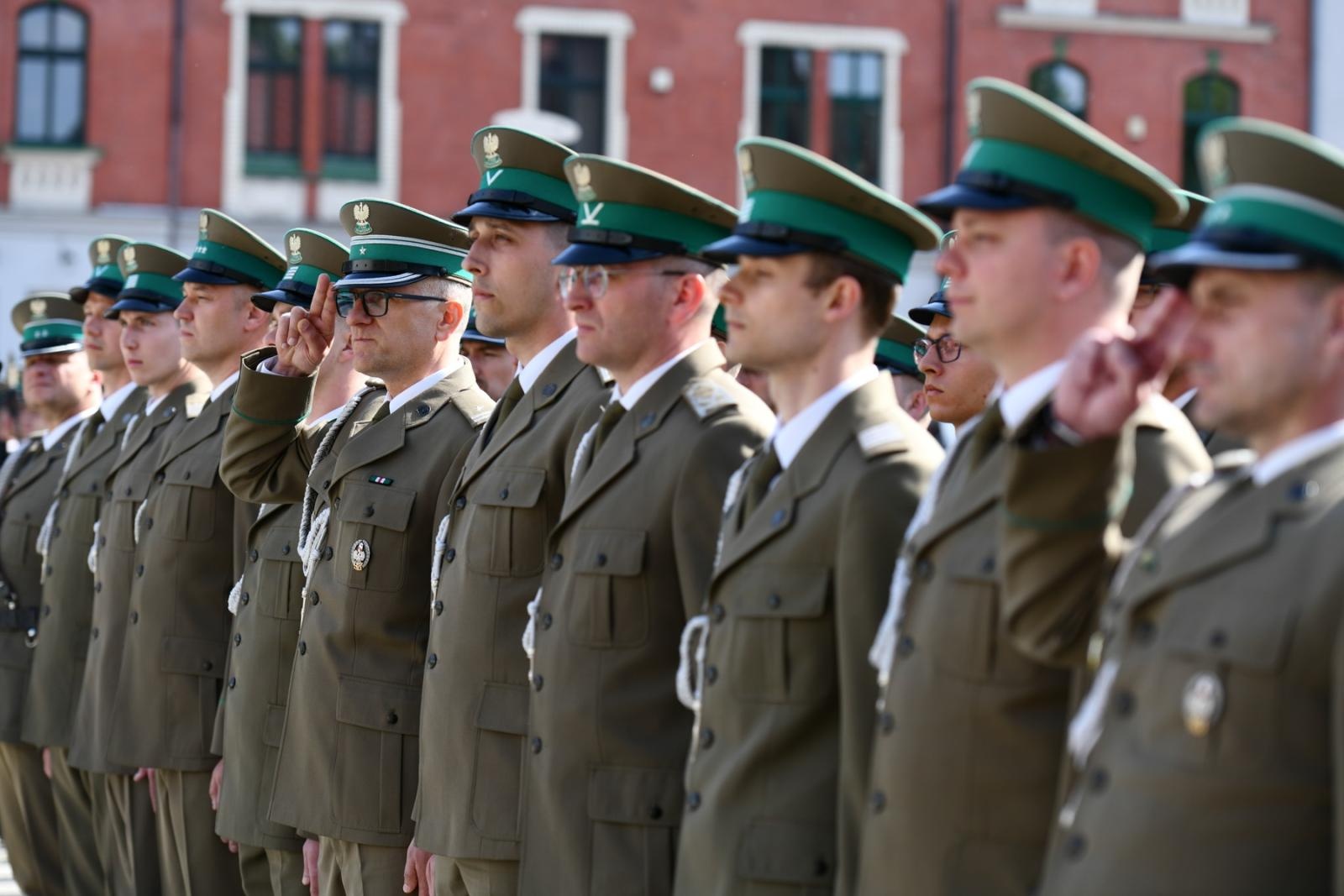 Zdjęcie w galerii na portalu naszraciborz.pl: Obchody 34. rocznicy powstania Straży Granicznej w Śląskim Oddziale z Raciborza. Z metalowym brzmieniem w tle wiadomości z regionu