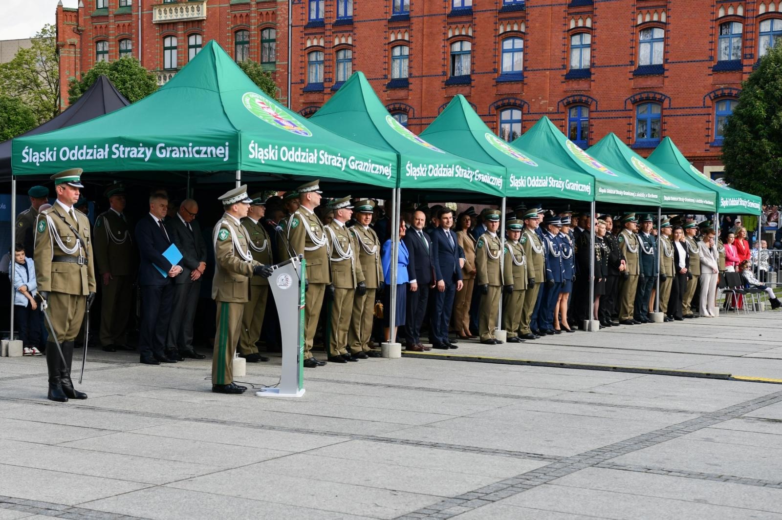 Zdjęcie w galerii na portalu naszraciborz.pl: Obchody 34. rocznicy powstania Straży Granicznej w Śląskim Oddziale z Raciborza. Z metalowym brzmieniem w tle wiadomości z regionu