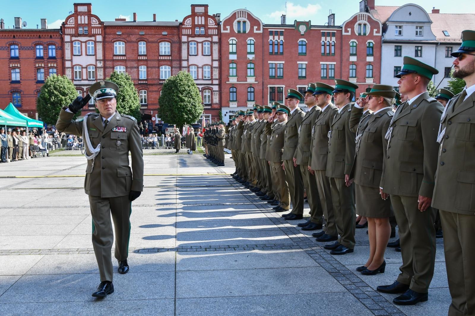 Zdjęcie w galerii na portalu naszraciborz.pl: Obchody 34. rocznicy powstania Straży Granicznej w Śląskim Oddziale z Raciborza. Z metalowym brzmieniem w tle wiadomości z regionu