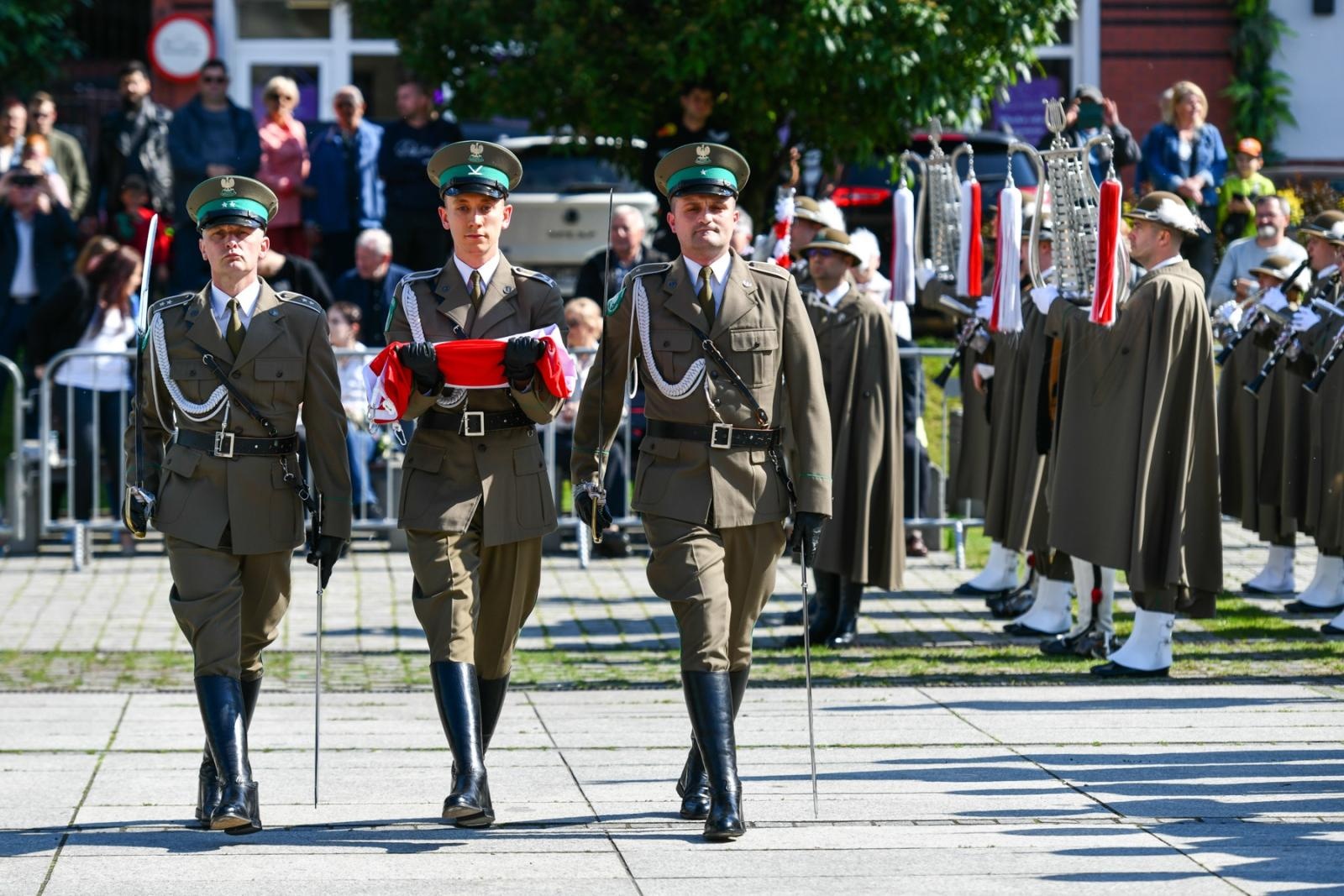 Zdjęcie w galerii na portalu naszraciborz.pl: Obchody 34. rocznicy powstania Straży Granicznej w Śląskim Oddziale z Raciborza. Z metalowym brzmieniem w tle wiadomości z regionu