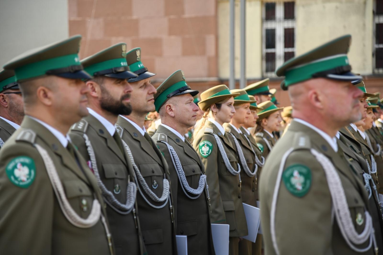 Zdjęcie w galerii na portalu naszraciborz.pl: Obchody 34. rocznicy powstania Straży Granicznej w Śląskim Oddziale z Raciborza. Z metalowym brzmieniem w tle wiadomości z regionu