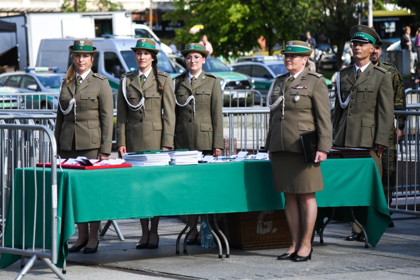 Zdjęcie w galerii na portalu naszraciborz.pl: Obchody 34. rocznicy powstania Straży Granicznej w Śląskim Oddziale z Raciborza. Z metalowym brzmieniem w tle wiadomości z regionu