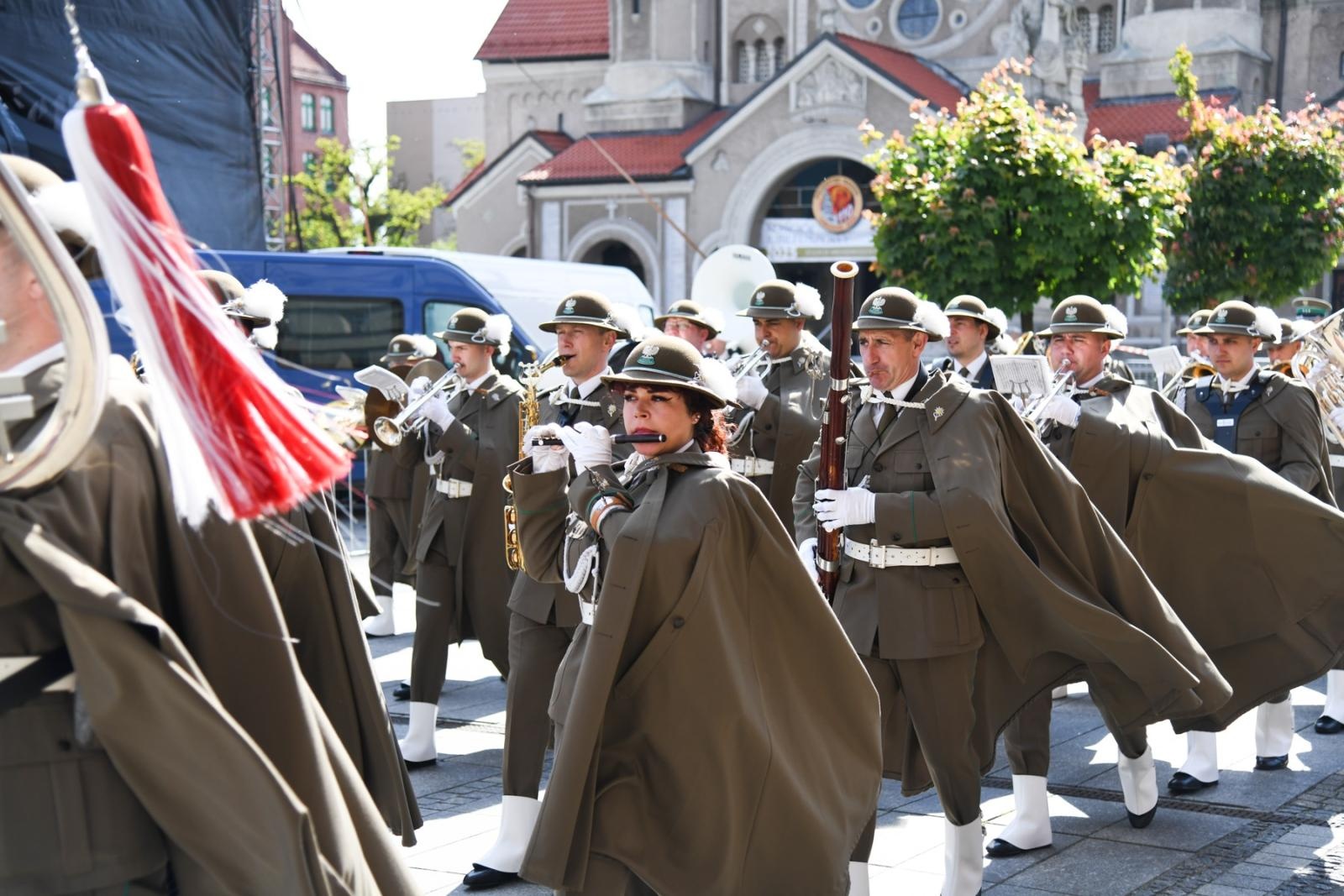 Zdjęcie w galerii na portalu naszraciborz.pl: Obchody 34. rocznicy powstania Straży Granicznej w Śląskim Oddziale z Raciborza. Z metalowym brzmieniem w tle wiadomości z regionu