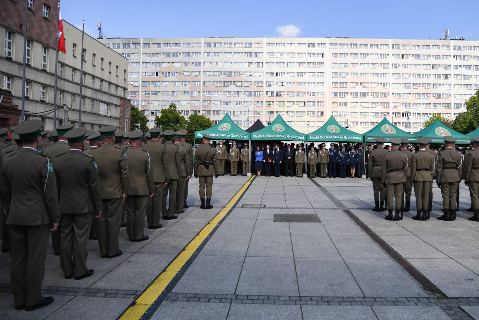 Zdjęcie w galerii na portalu naszraciborz.pl: Obchody 34. rocznicy powstania Straży Granicznej w Śląskim Oddziale z Raciborza. Z metalowym brzmieniem w tle wiadomości z regionu