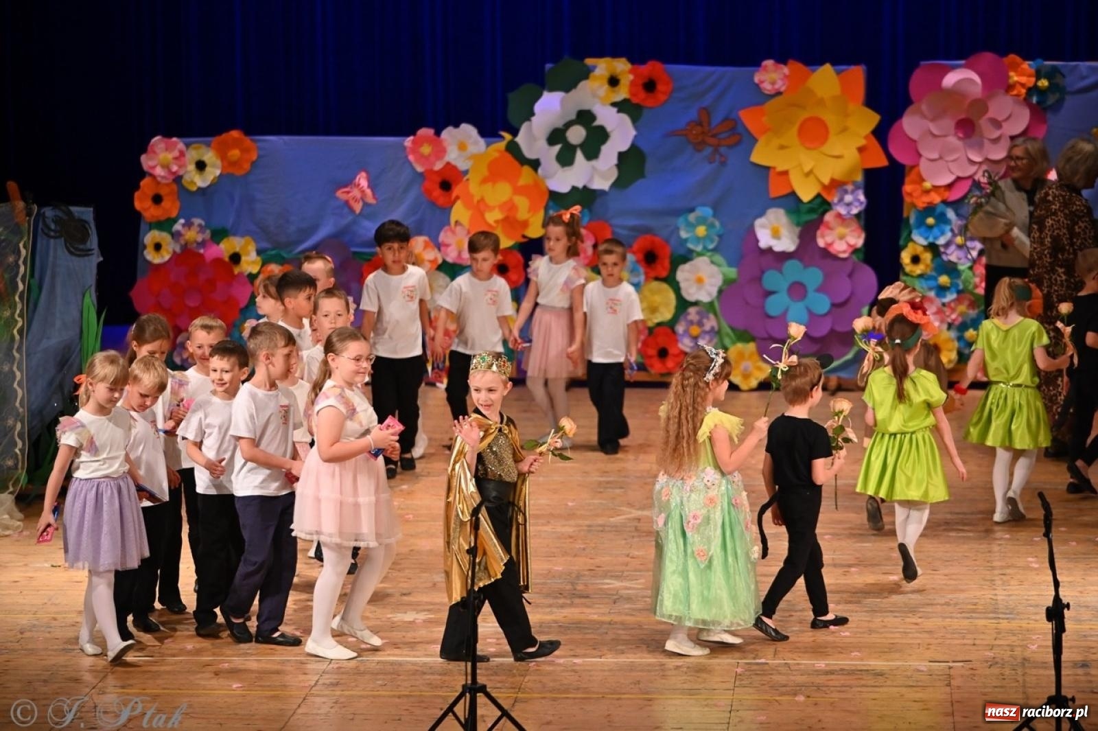 Zdjęcie w galerii na portalu naszraciborz.pl: Dzieci z Przedszkola nr 11 świętowały Dzień Mamy i Taty na scenie RCK wiadomości z regionu