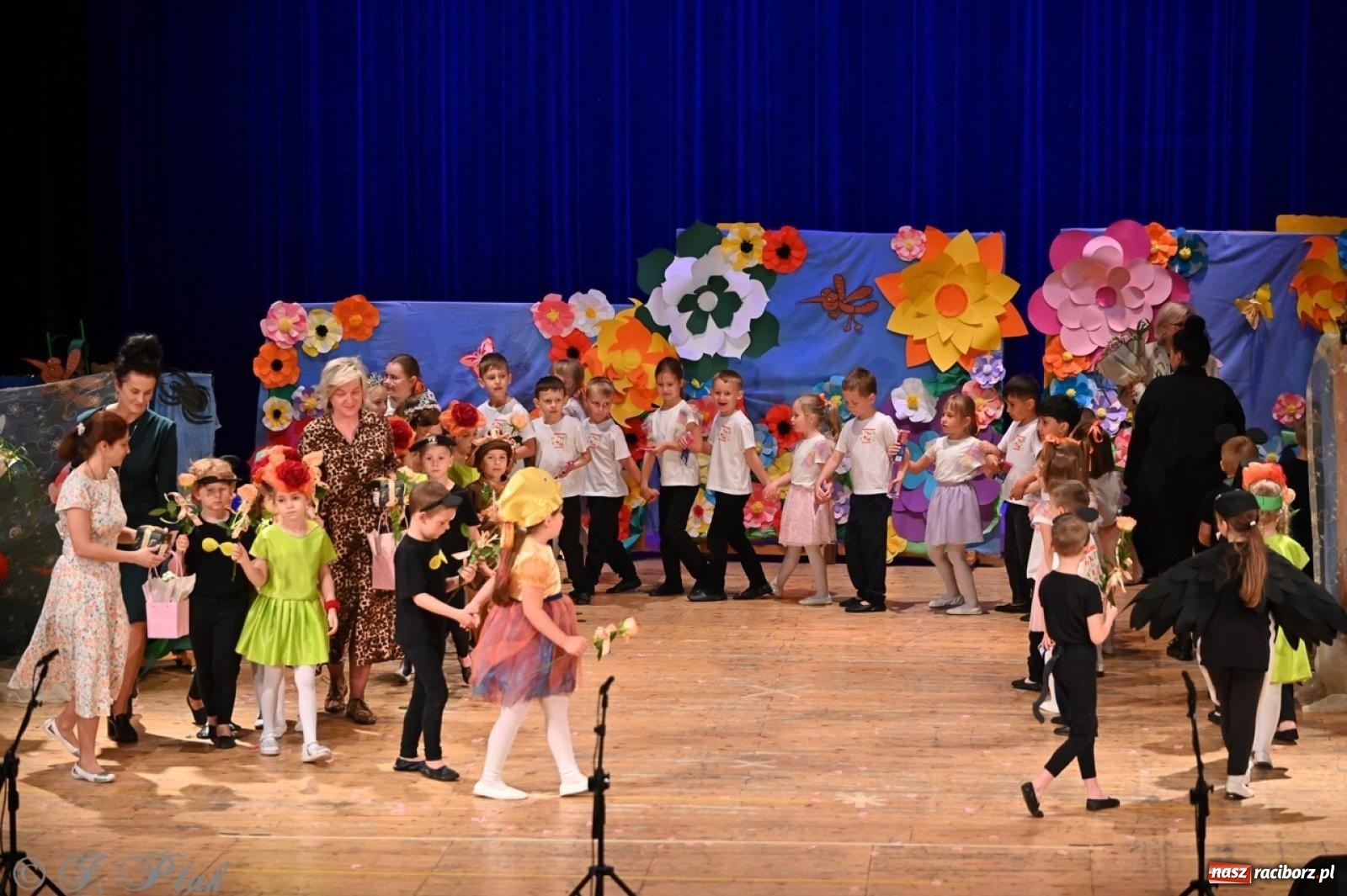 Zdjęcie w galerii na portalu naszraciborz.pl: Dzieci z Przedszkola nr 11 świętowały Dzień Mamy i Taty na scenie RCK wiadomości z regionu