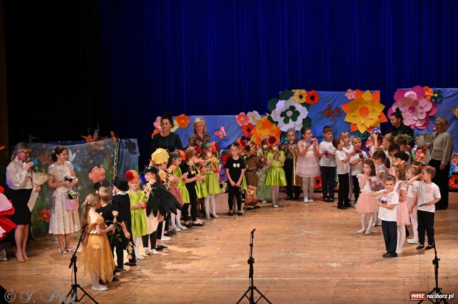 Zdjęcie w galerii na portalu naszraciborz.pl: Dzieci z Przedszkola nr 11 świętowały Dzień Mamy i Taty na scenie RCK wiadomości z regionu