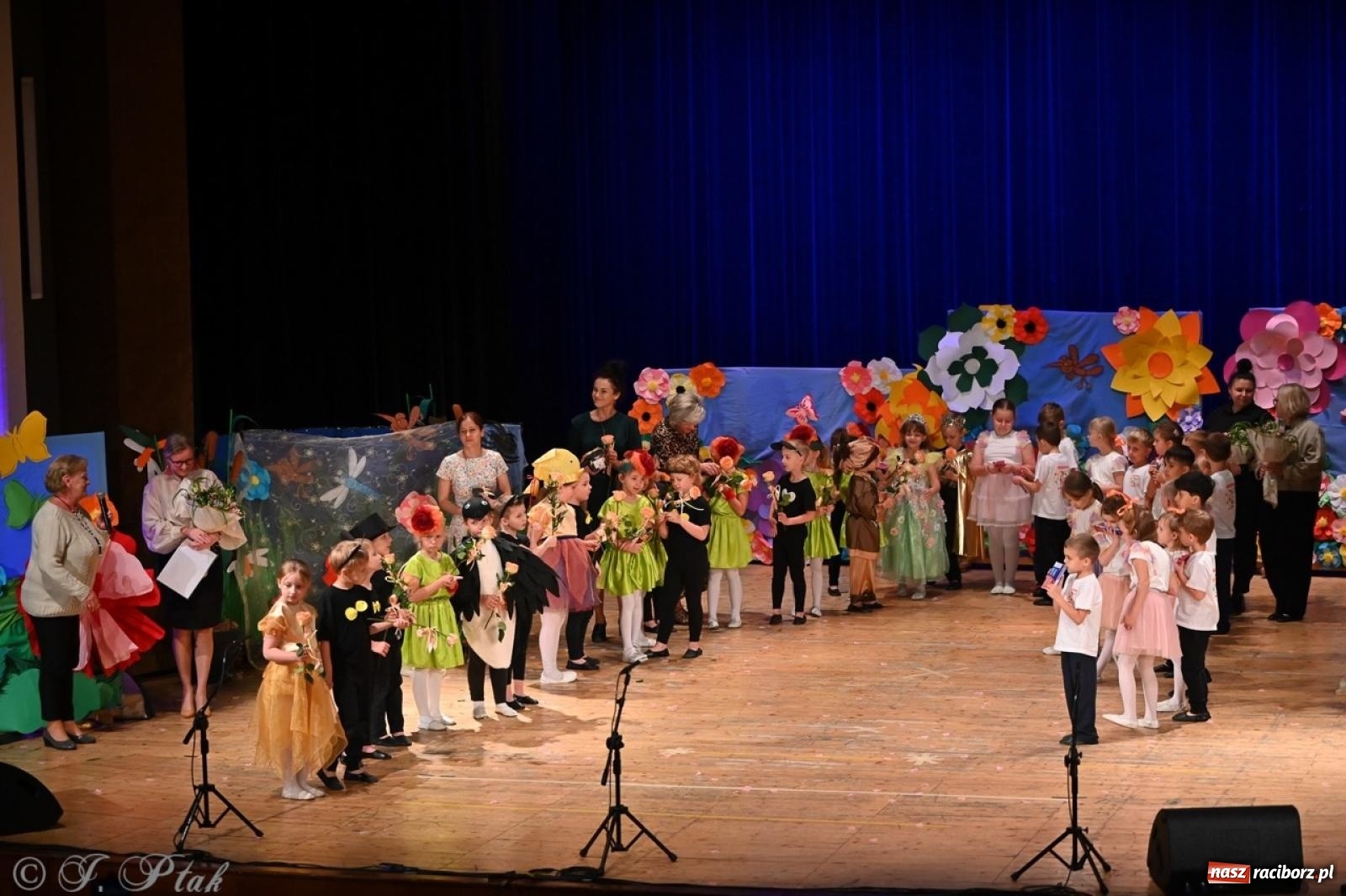 Zdjęcie w galerii na portalu naszraciborz.pl: Dzieci z Przedszkola nr 11 świętowały Dzień Mamy i Taty na scenie RCK wiadomości z regionu