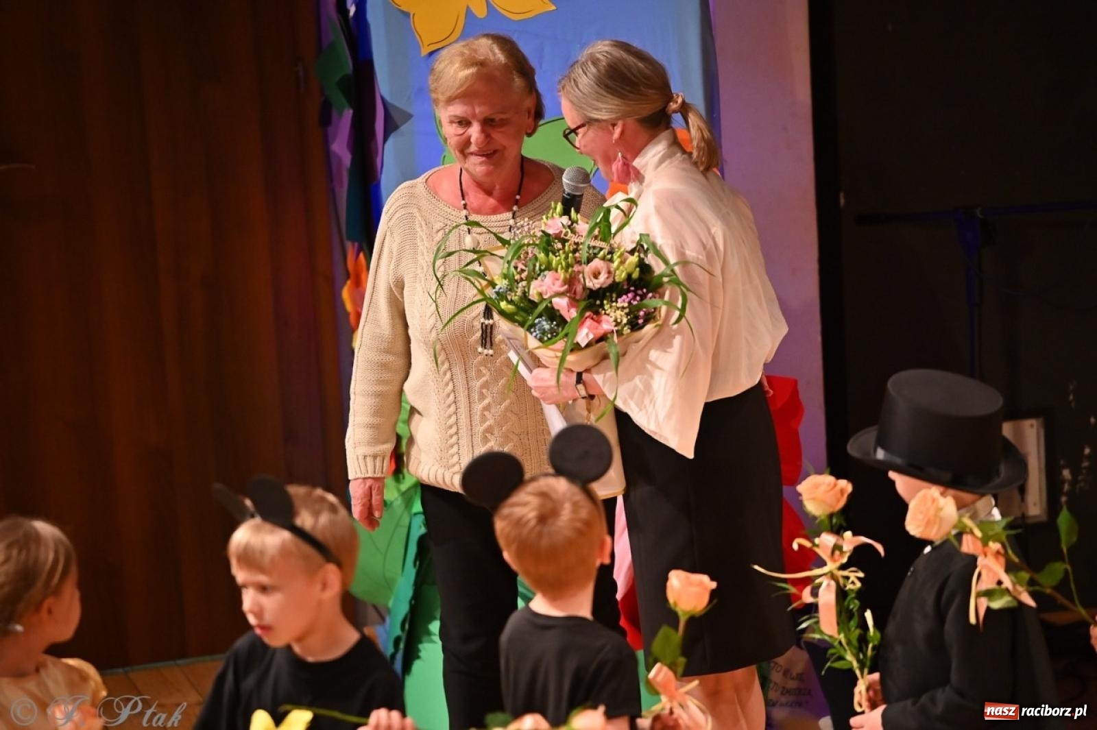 Zdjęcie w galerii na portalu naszraciborz.pl: Dzieci z Przedszkola nr 11 świętowały Dzień Mamy i Taty na scenie RCK wiadomości z regionu