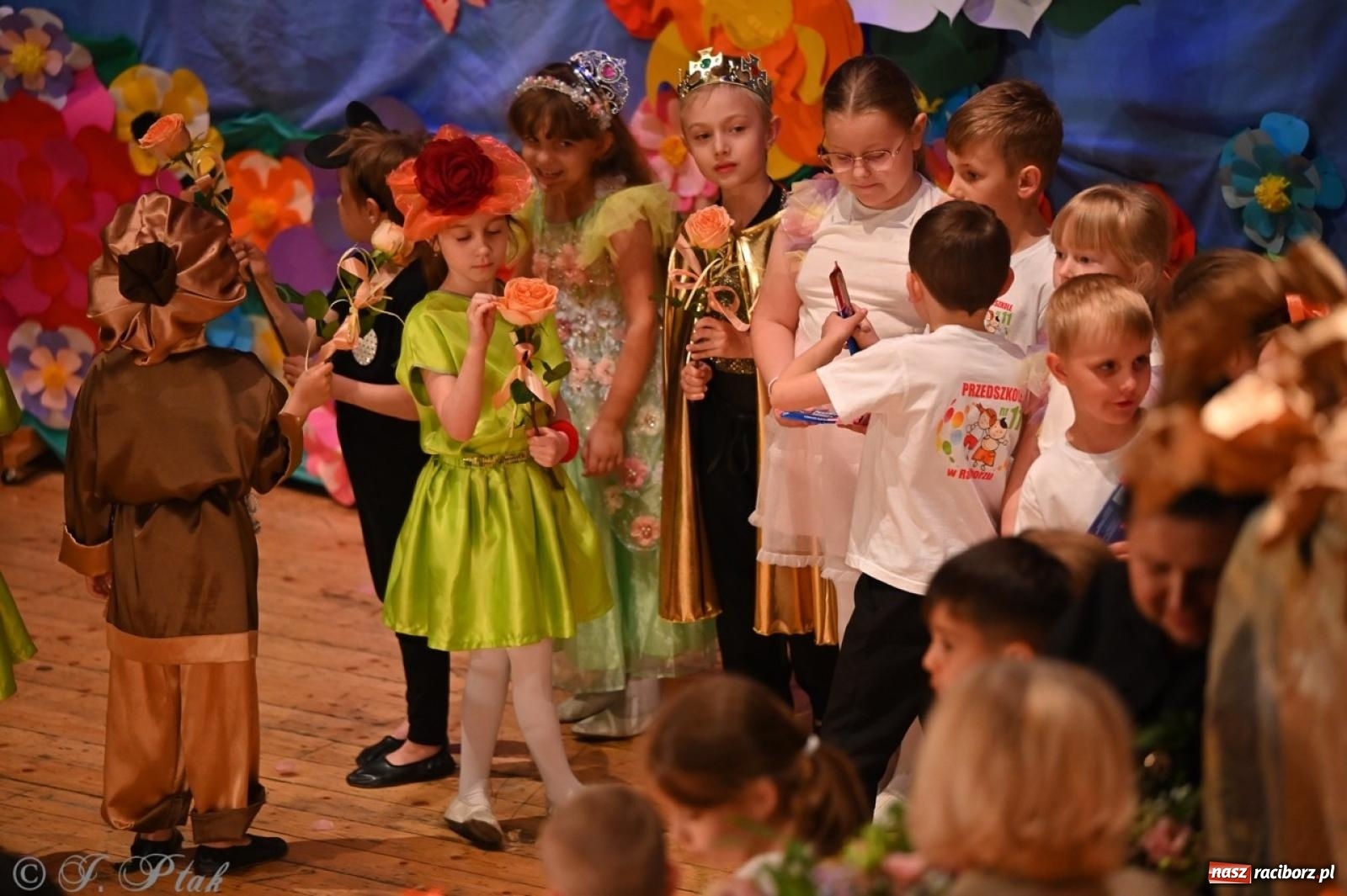 Zdjęcie w galerii na portalu naszraciborz.pl: Dzieci z Przedszkola nr 11 świętowały Dzień Mamy i Taty na scenie RCK wiadomości z regionu