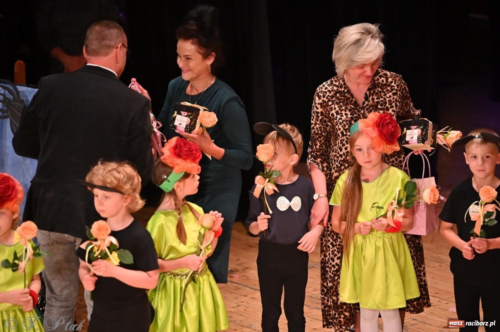 Zdjęcie w galerii na portalu naszraciborz.pl: Dzieci z Przedszkola nr 11 świętowały Dzień Mamy i Taty na scenie RCK wiadomości z regionu