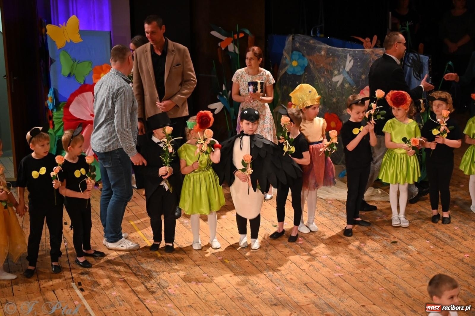 Zdjęcie w galerii na portalu naszraciborz.pl: Dzieci z Przedszkola nr 11 świętowały Dzień Mamy i Taty na scenie RCK wiadomości z regionu