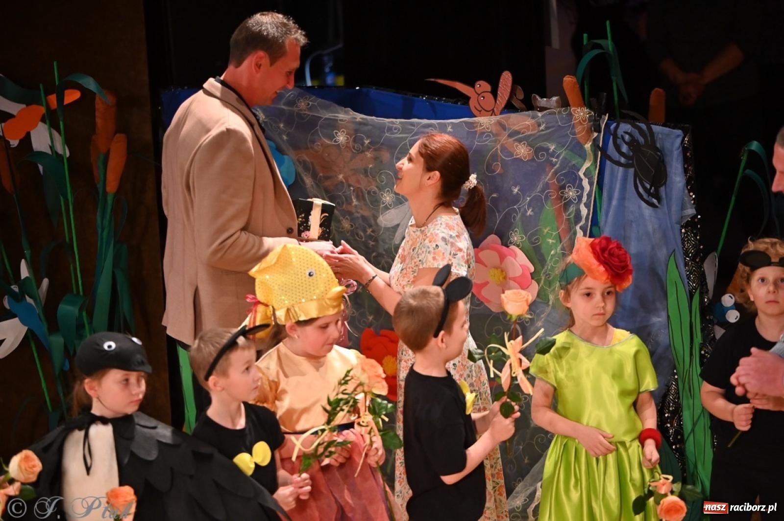 Zdjęcie w galerii na portalu naszraciborz.pl: Dzieci z Przedszkola nr 11 świętowały Dzień Mamy i Taty na scenie RCK wiadomości z regionu