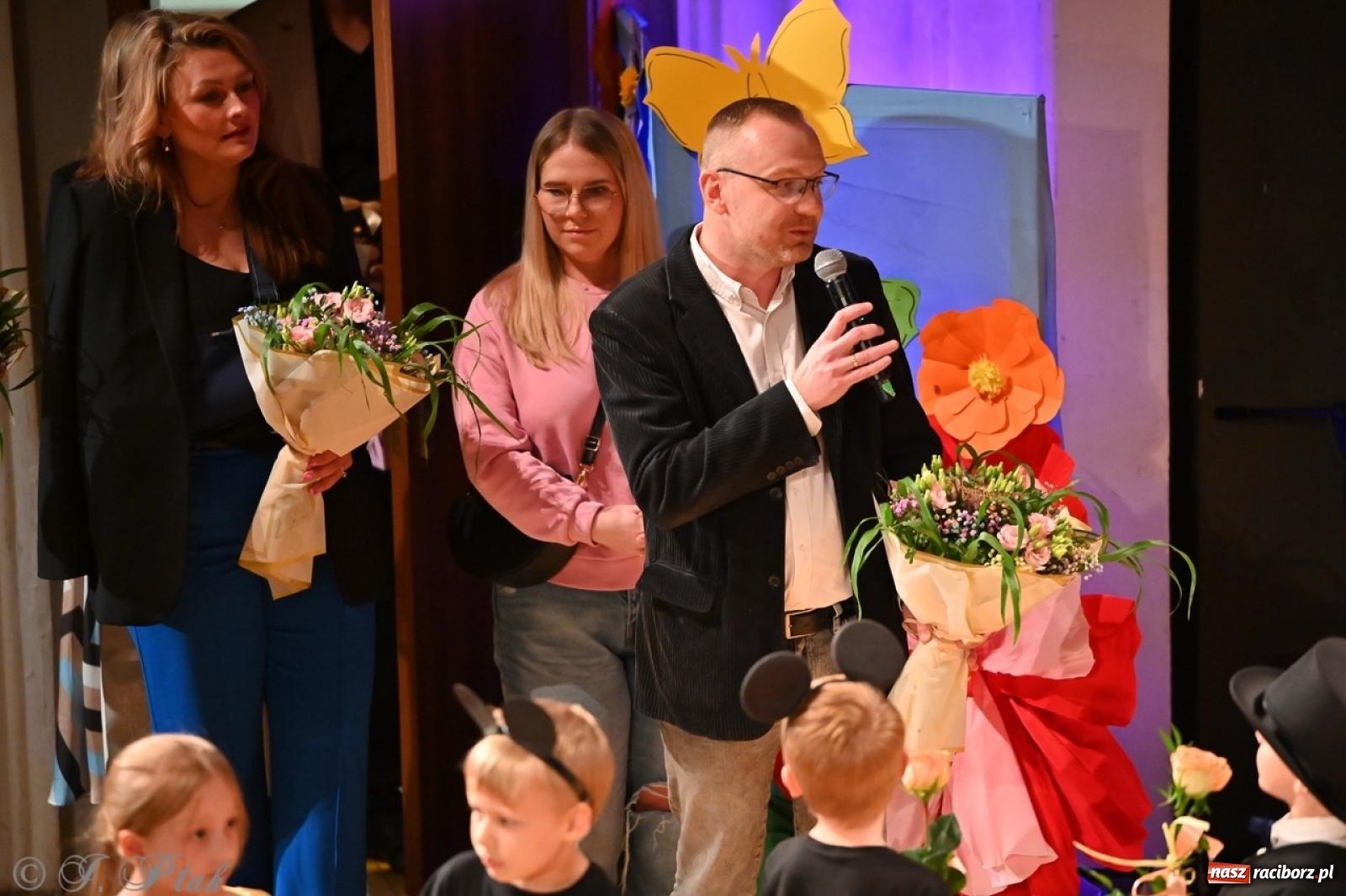 Zdjęcie w galerii na portalu naszraciborz.pl: Dzieci z Przedszkola nr 11 świętowały Dzień Mamy i Taty na scenie RCK wiadomości z regionu