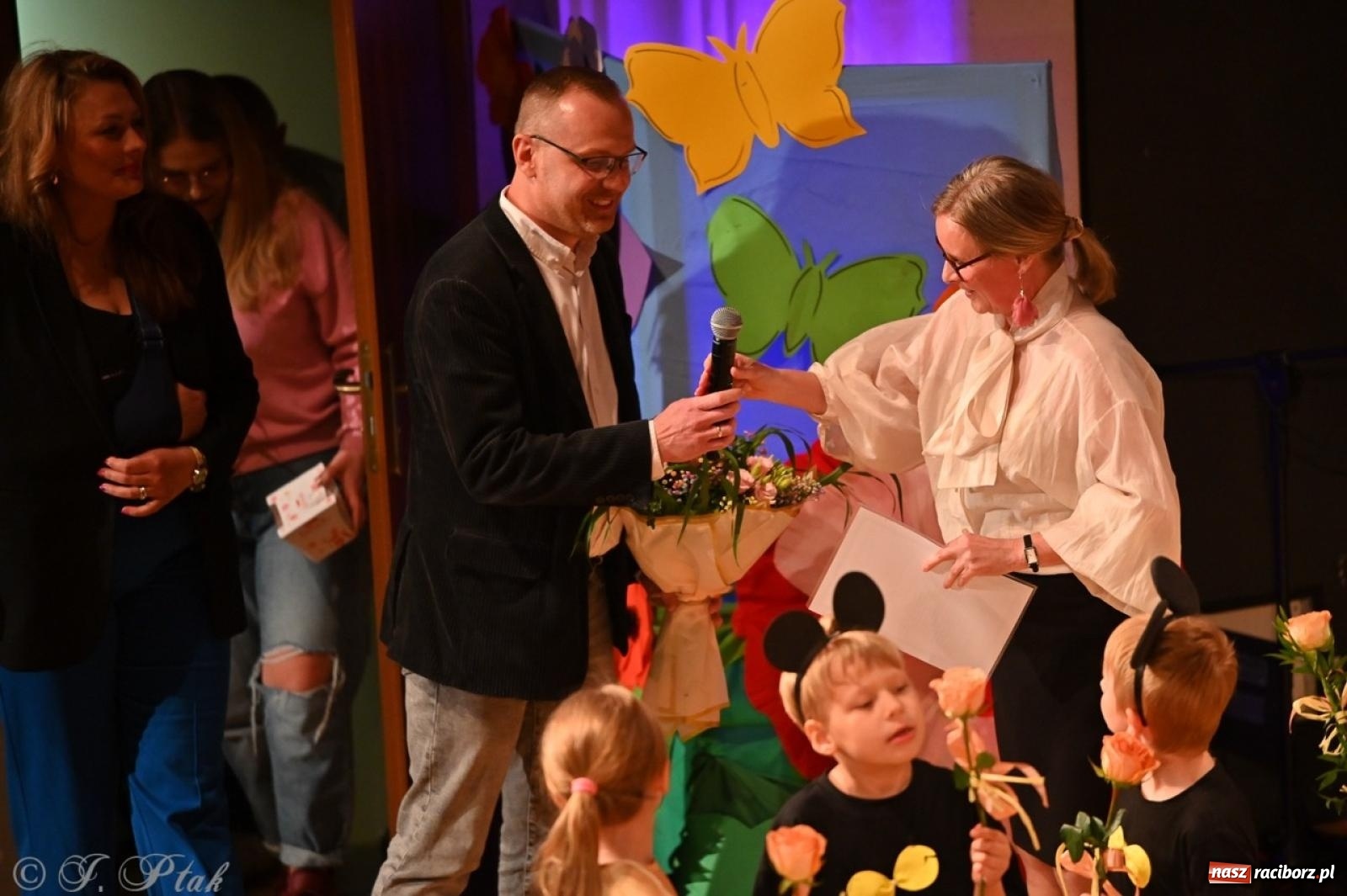 Zdjęcie w galerii na portalu naszraciborz.pl: Dzieci z Przedszkola nr 11 świętowały Dzień Mamy i Taty na scenie RCK wiadomości z regionu