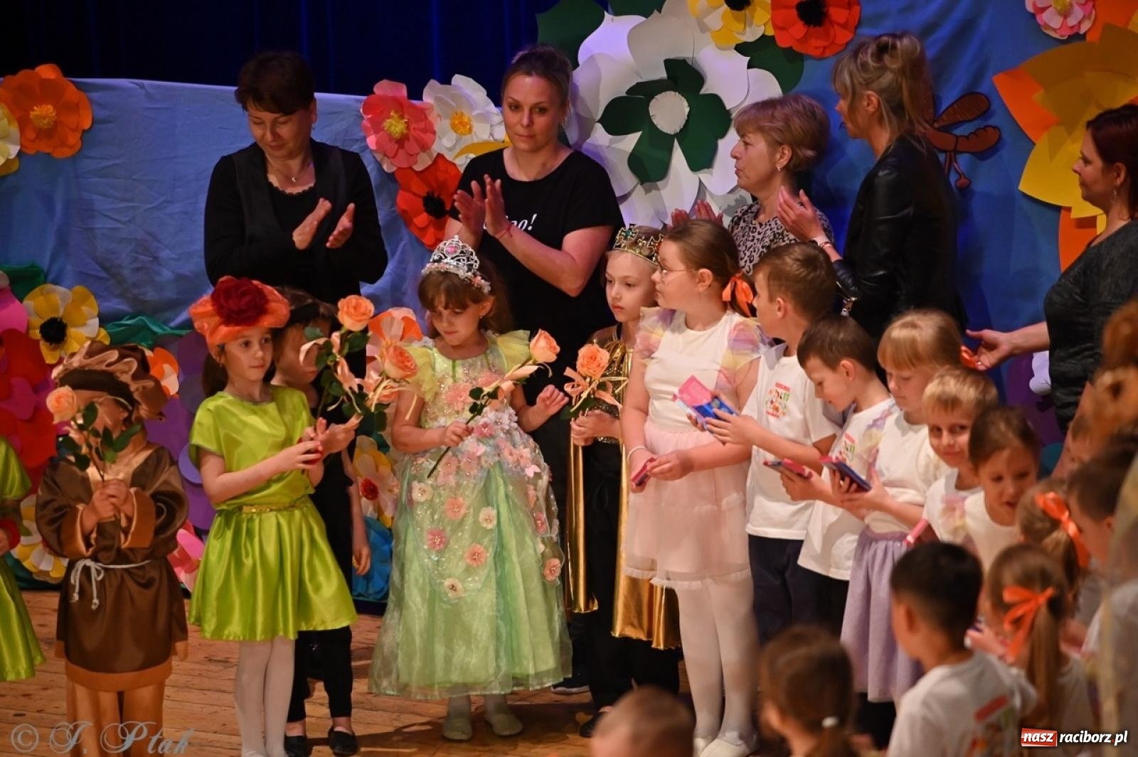 Zdjęcie w galerii na portalu naszraciborz.pl: Dzieci z Przedszkola nr 11 świętowały Dzień Mamy i Taty na scenie RCK wiadomości z regionu