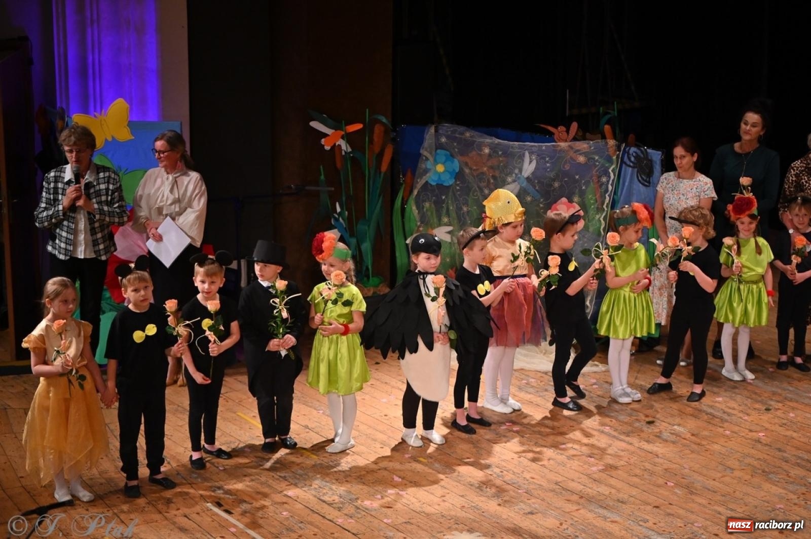 Zdjęcie w galerii na portalu naszraciborz.pl: Dzieci z Przedszkola nr 11 świętowały Dzień Mamy i Taty na scenie RCK wiadomości z regionu