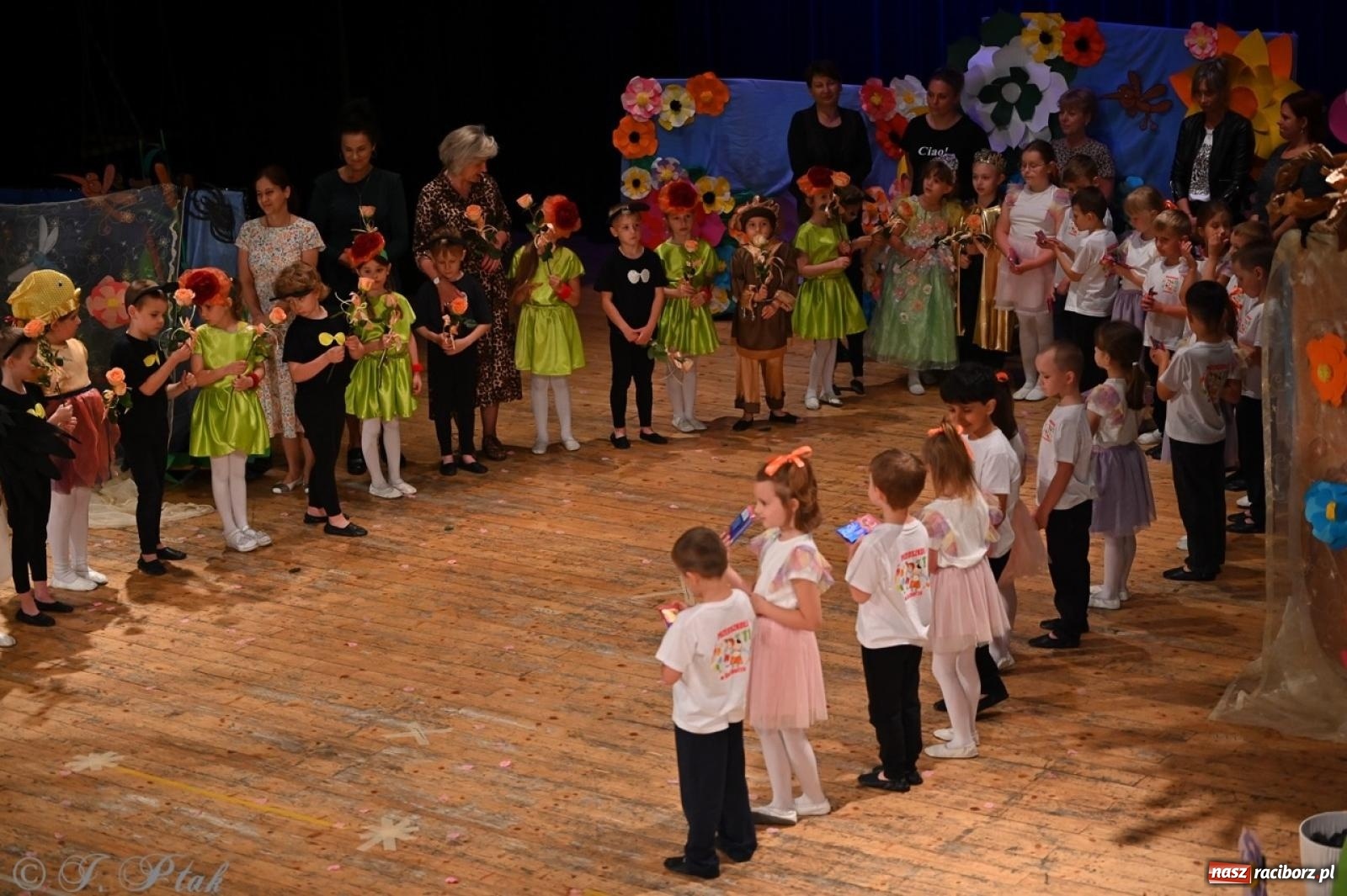 Zdjęcie w galerii na portalu naszraciborz.pl: Dzieci z Przedszkola nr 11 świętowały Dzień Mamy i Taty na scenie RCK wiadomości z regionu