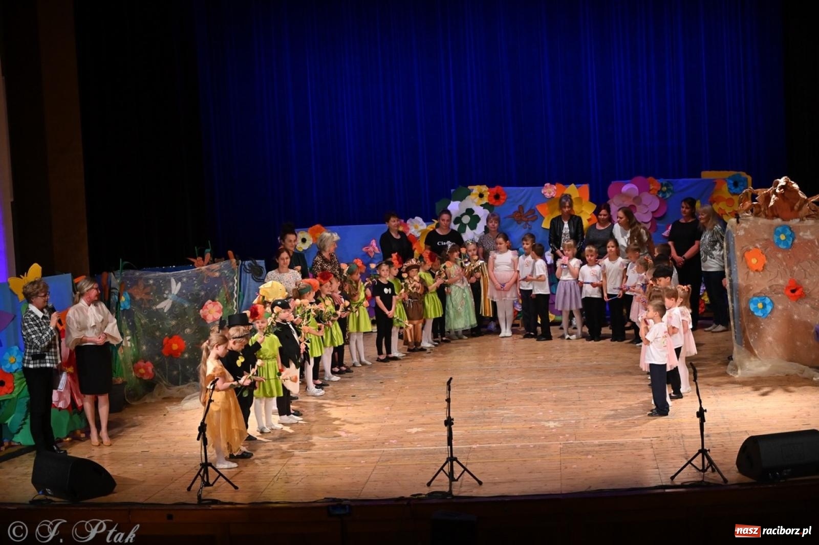 Zdjęcie w galerii na portalu naszraciborz.pl: Dzieci z Przedszkola nr 11 świętowały Dzień Mamy i Taty na scenie RCK wiadomości z regionu