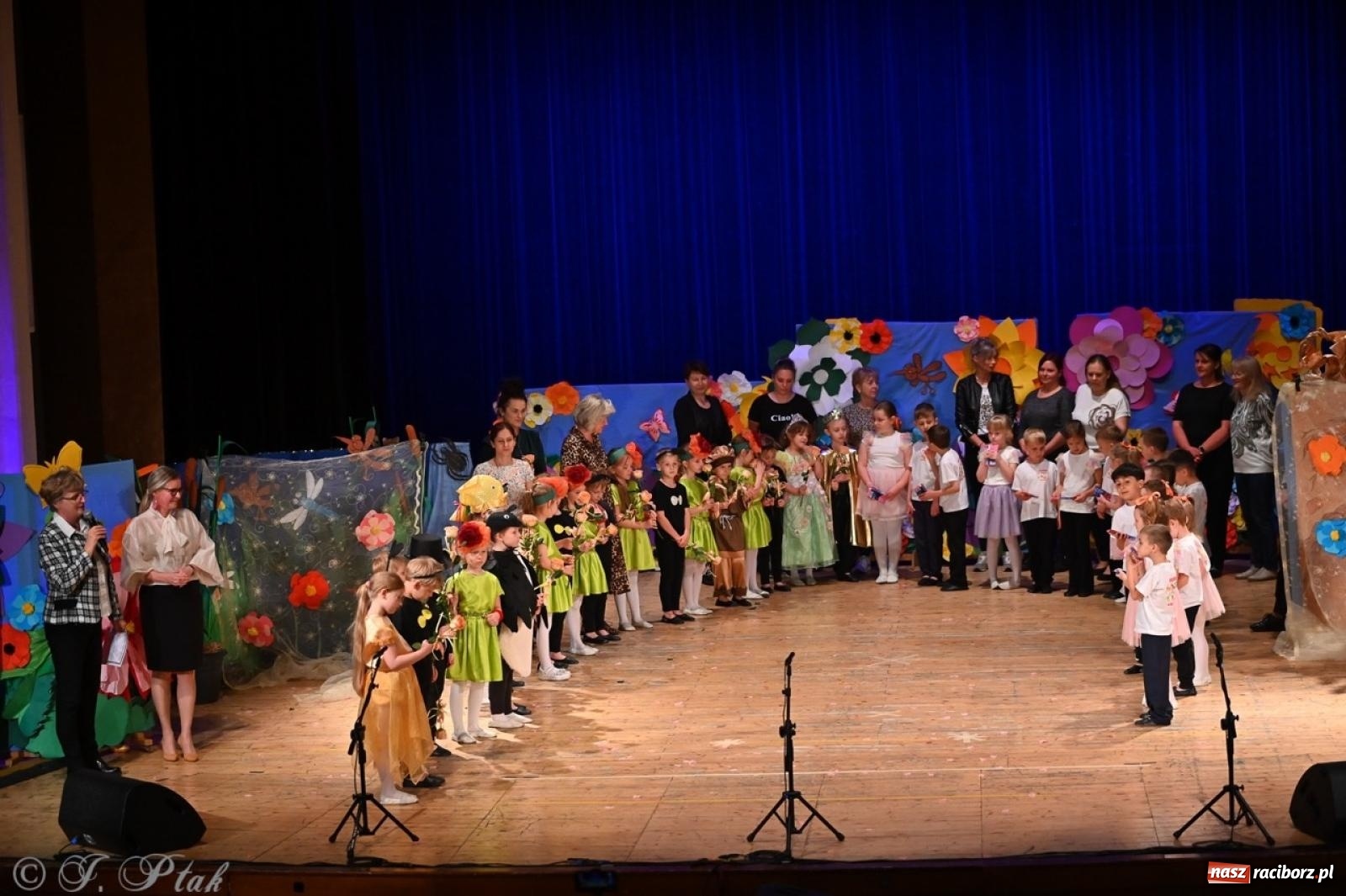 Zdjęcie w galerii na portalu naszraciborz.pl: Dzieci z Przedszkola nr 11 świętowały Dzień Mamy i Taty na scenie RCK wiadomości z regionu
