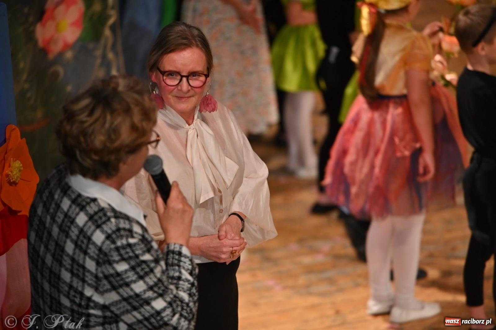 Zdjęcie w galerii na portalu naszraciborz.pl: Dzieci z Przedszkola nr 11 świętowały Dzień Mamy i Taty na scenie RCK wiadomości z regionu