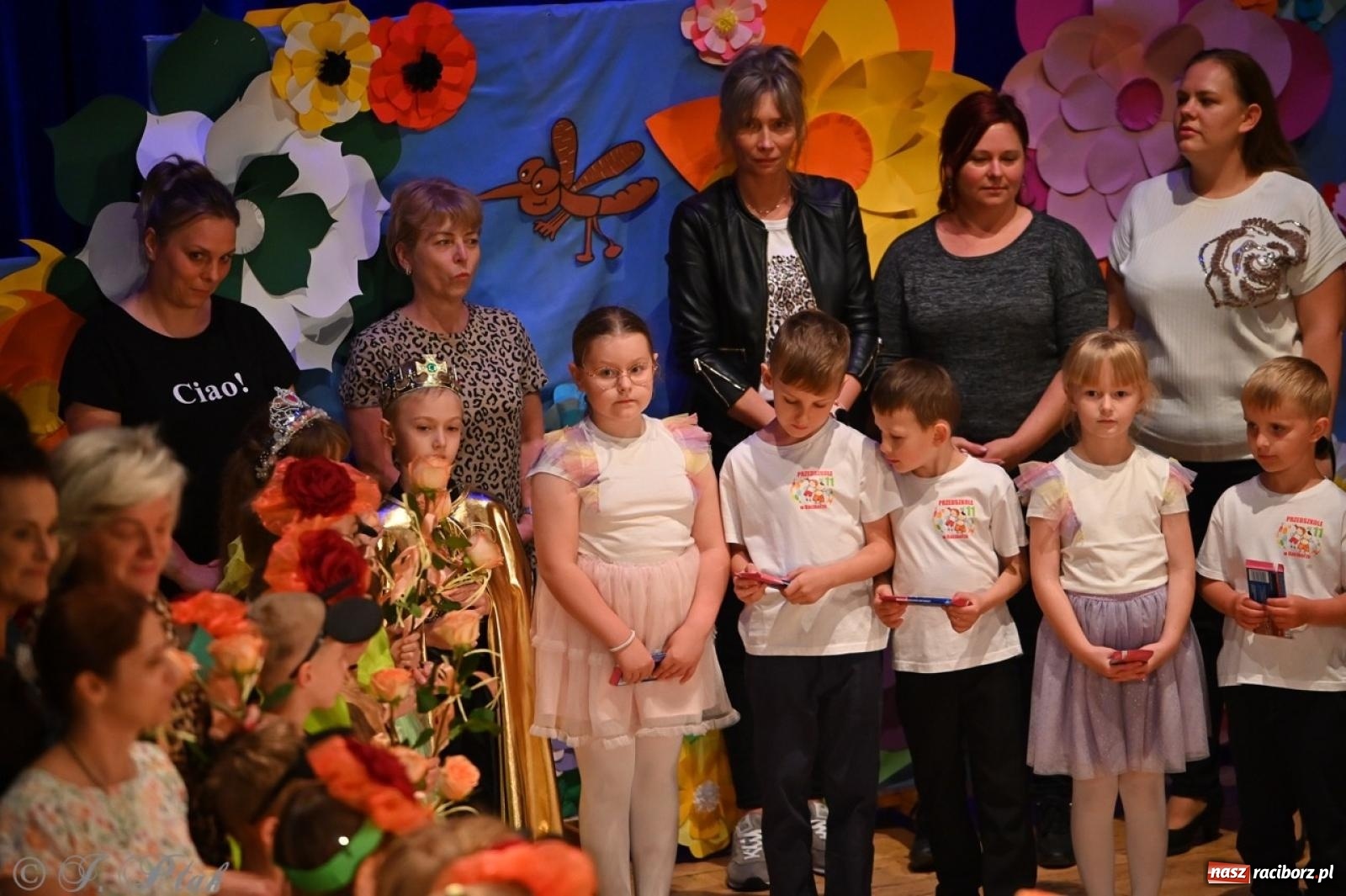 Zdjęcie w galerii na portalu naszraciborz.pl: Dzieci z Przedszkola nr 11 świętowały Dzień Mamy i Taty na scenie RCK wiadomości z regionu