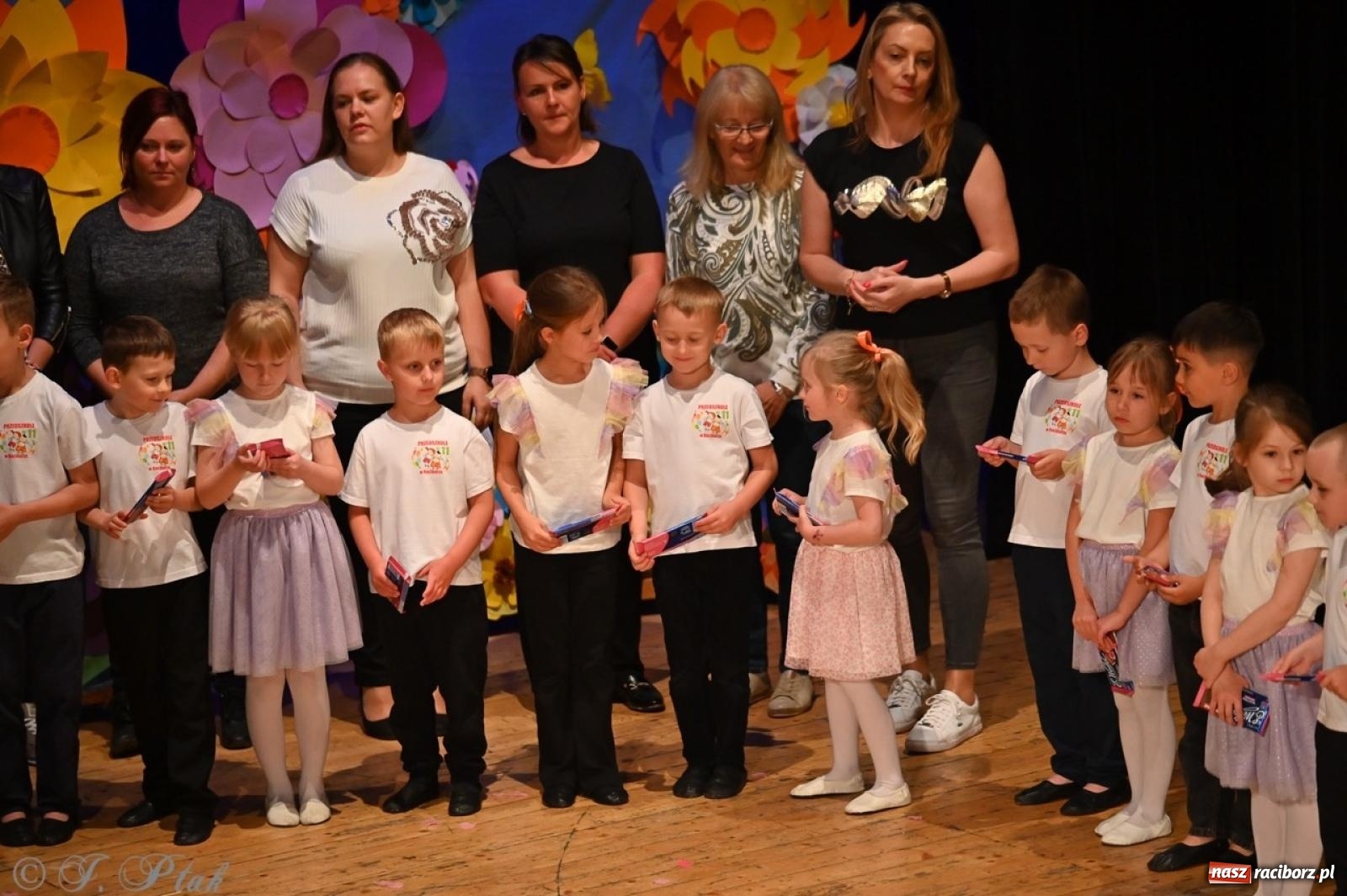 Zdjęcie w galerii na portalu naszraciborz.pl: Dzieci z Przedszkola nr 11 świętowały Dzień Mamy i Taty na scenie RCK wiadomości z regionu