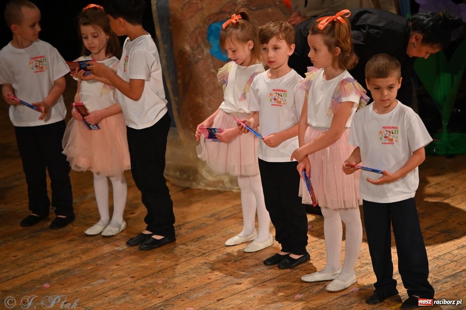 Zdjęcie w galerii na portalu naszraciborz.pl: Dzieci z Przedszkola nr 11 świętowały Dzień Mamy i Taty na scenie RCK wiadomości z regionu