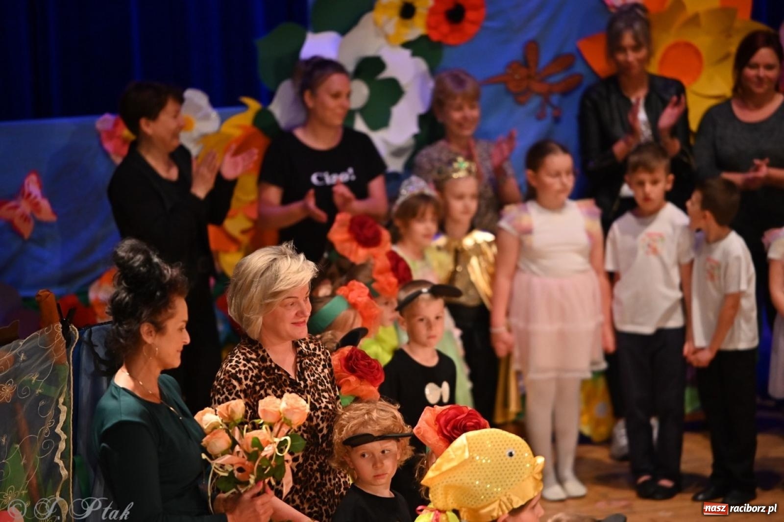 Zdjęcie w galerii na portalu naszraciborz.pl: Dzieci z Przedszkola nr 11 świętowały Dzień Mamy i Taty na scenie RCK wiadomości z regionu
