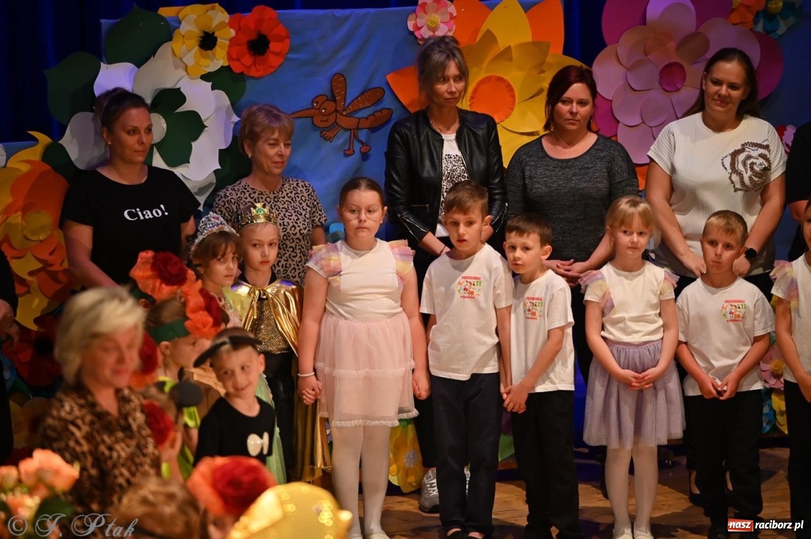 Zdjęcie w galerii na portalu naszraciborz.pl: Dzieci z Przedszkola nr 11 świętowały Dzień Mamy i Taty na scenie RCK wiadomości z regionu