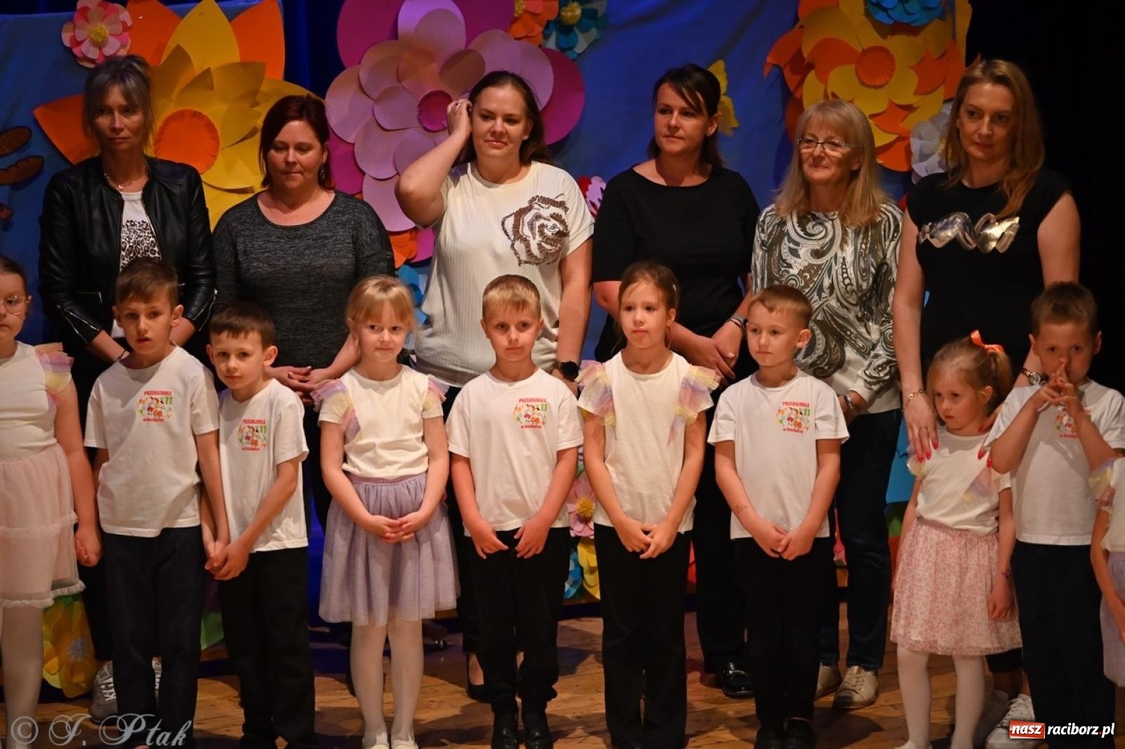 Zdjęcie w galerii na portalu naszraciborz.pl: Dzieci z Przedszkola nr 11 świętowały Dzień Mamy i Taty na scenie RCK wiadomości z regionu