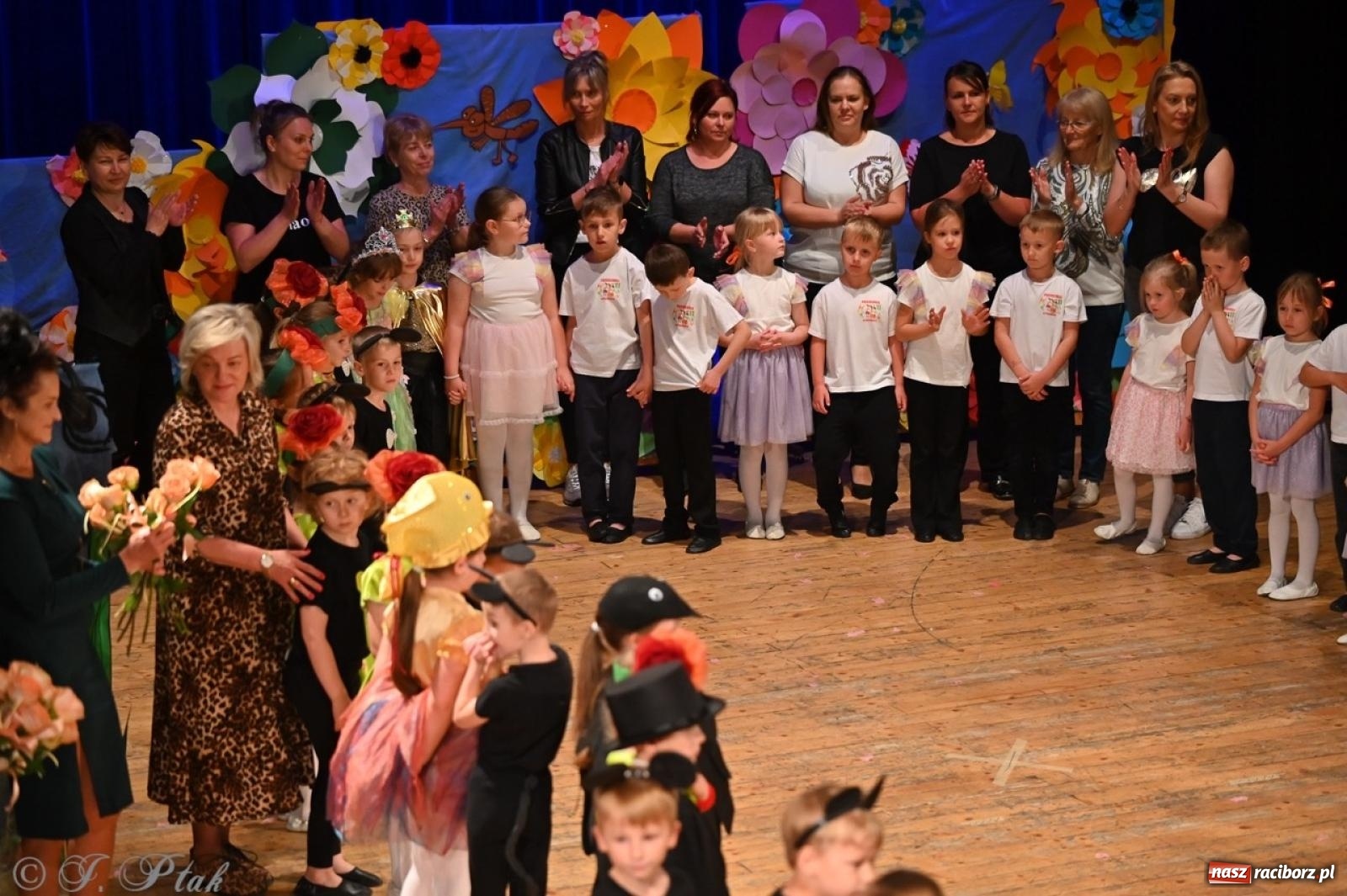 Zdjęcie w galerii na portalu naszraciborz.pl: Dzieci z Przedszkola nr 11 świętowały Dzień Mamy i Taty na scenie RCK wiadomości z regionu