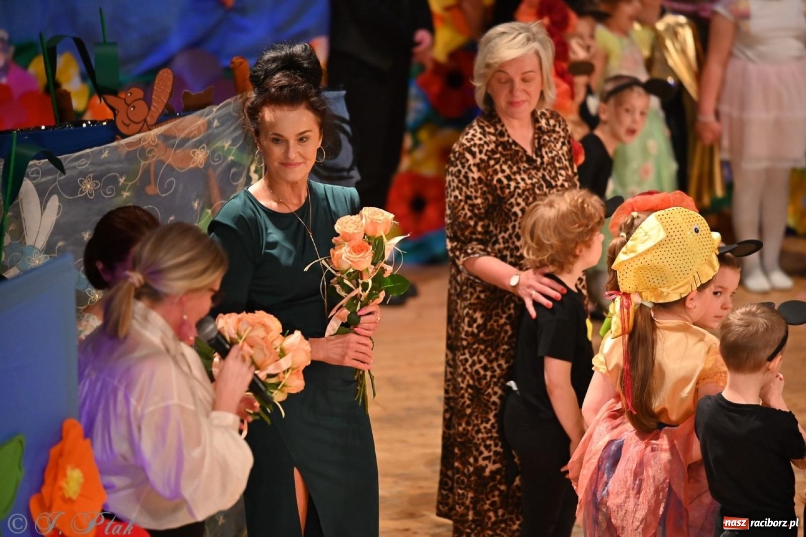 Zdjęcie w galerii na portalu naszraciborz.pl: Dzieci z Przedszkola nr 11 świętowały Dzień Mamy i Taty na scenie RCK wiadomości z regionu