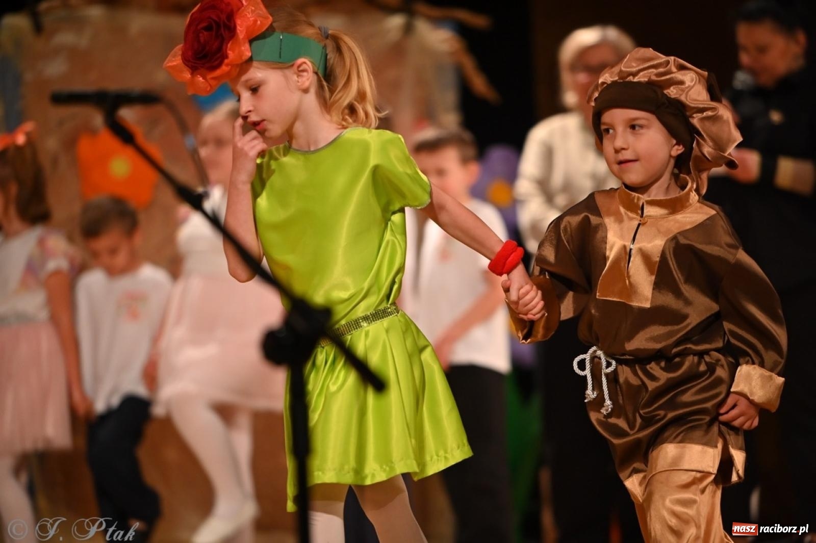 Zdjęcie w galerii na portalu naszraciborz.pl: Dzieci z Przedszkola nr 11 świętowały Dzień Mamy i Taty na scenie RCK wiadomości z regionu