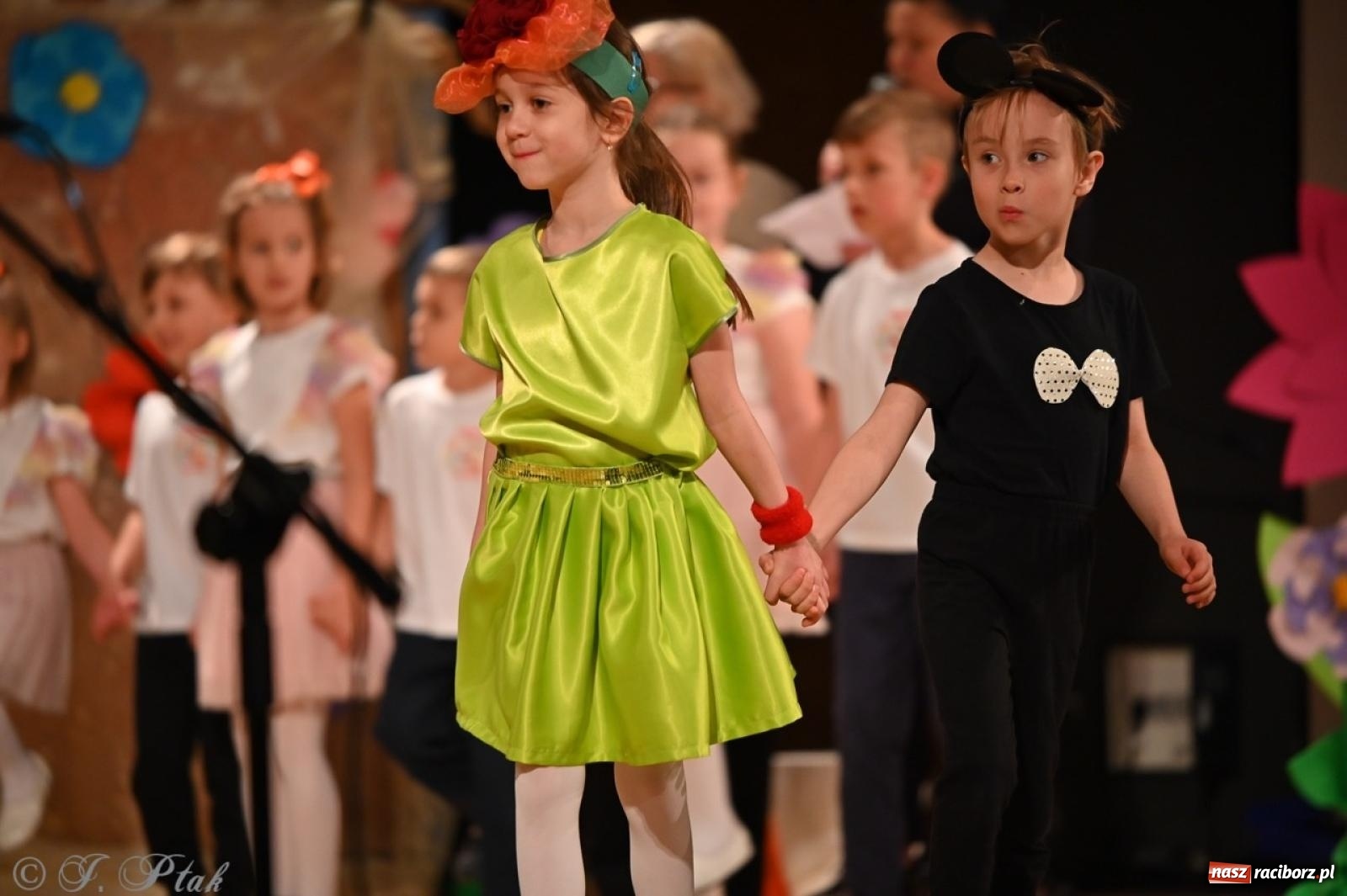 Zdjęcie w galerii na portalu naszraciborz.pl: Dzieci z Przedszkola nr 11 świętowały Dzień Mamy i Taty na scenie RCK wiadomości z regionu