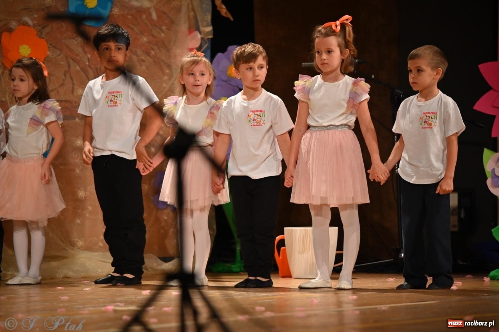 Zdjęcie w galerii na portalu naszraciborz.pl: Dzieci z Przedszkola nr 11 świętowały Dzień Mamy i Taty na scenie RCK wiadomości z regionu